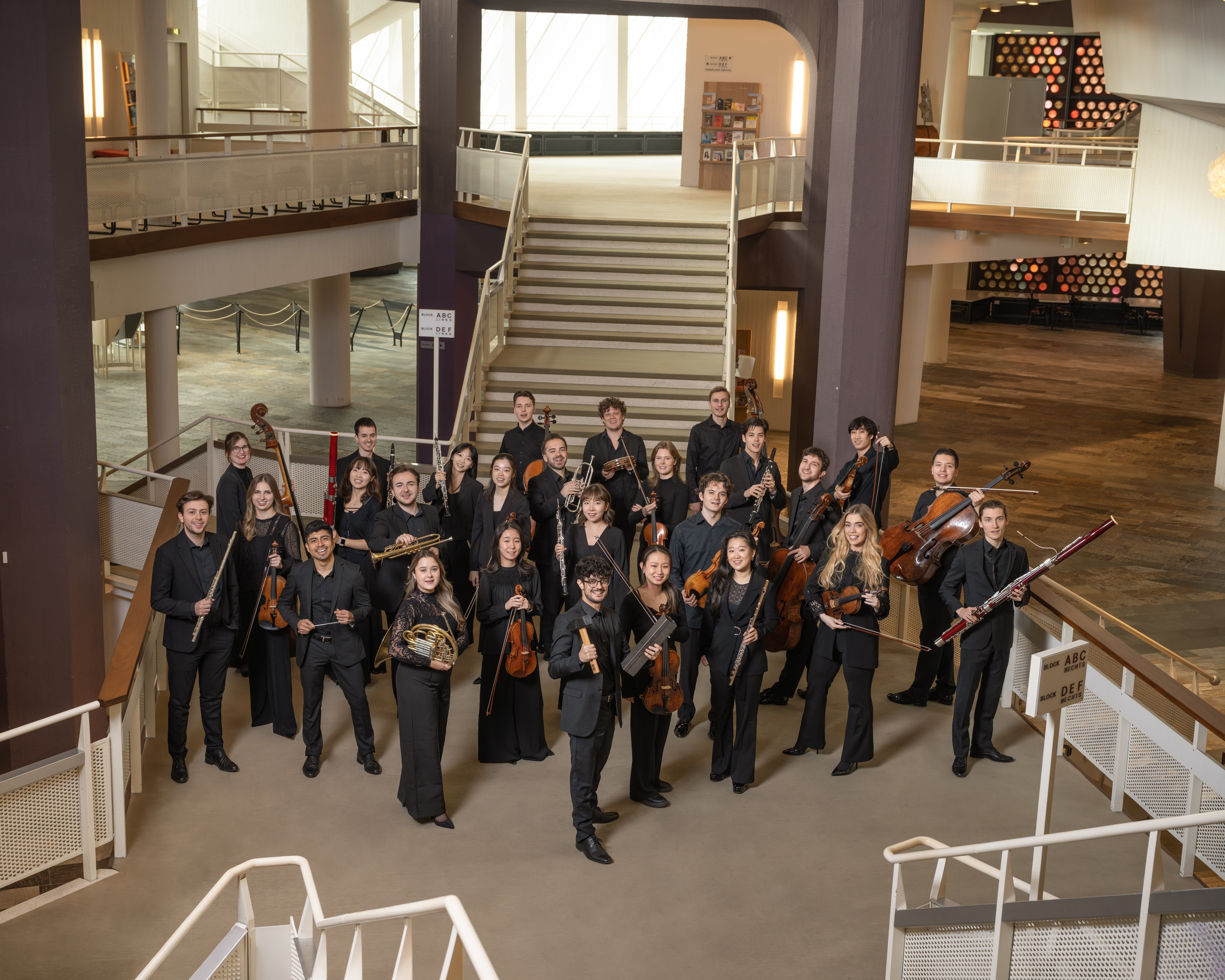 Gruppenbild der Stipendiatinnen und Stipendiaten der Karajan-Akedemie in schwarzer Konzertkleidung.