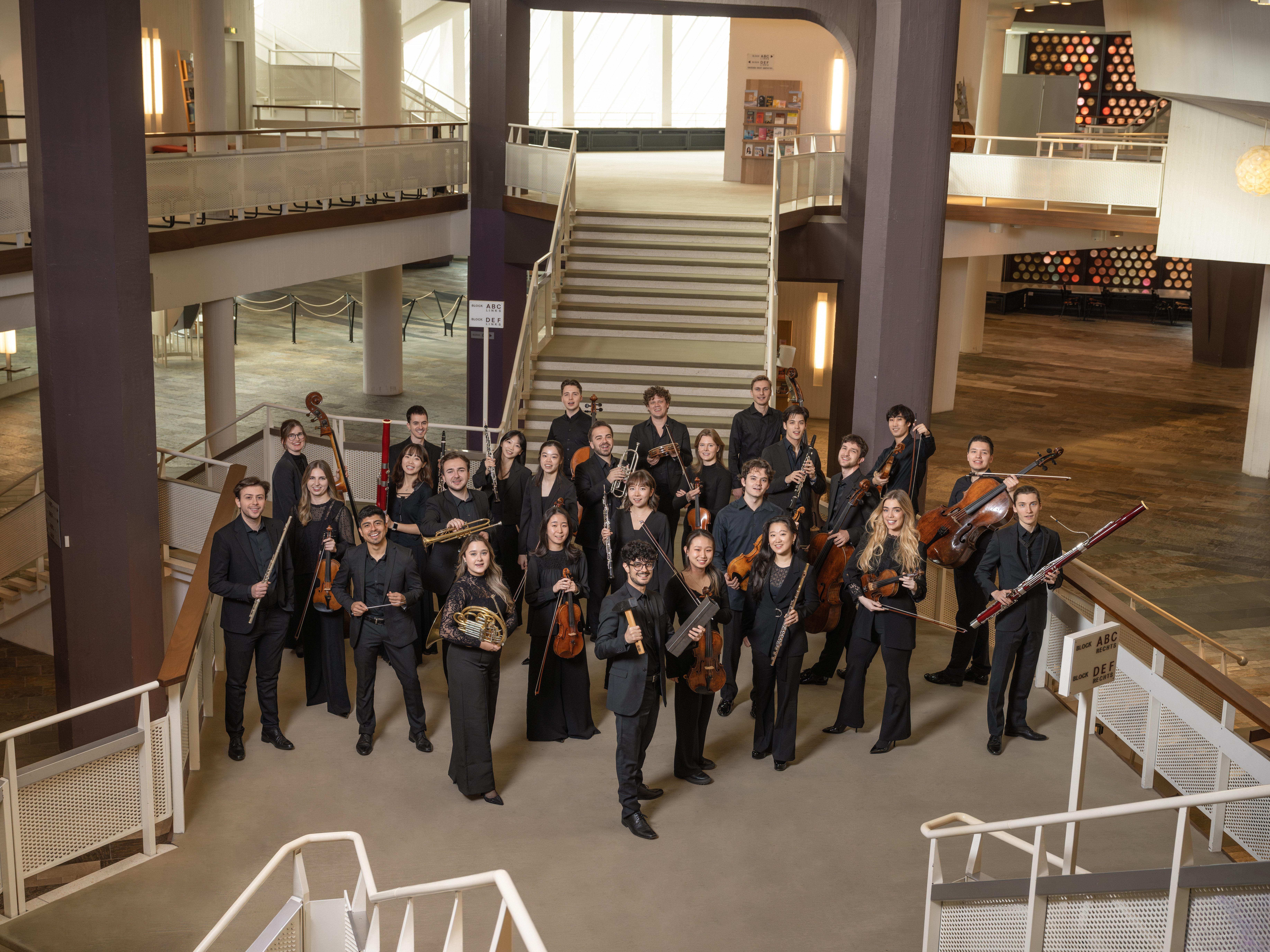 Gruppenbild der Stipendiatinnen und Stipendiaten der Karajan-Akedemie in schwarzer Konzertkleidung.