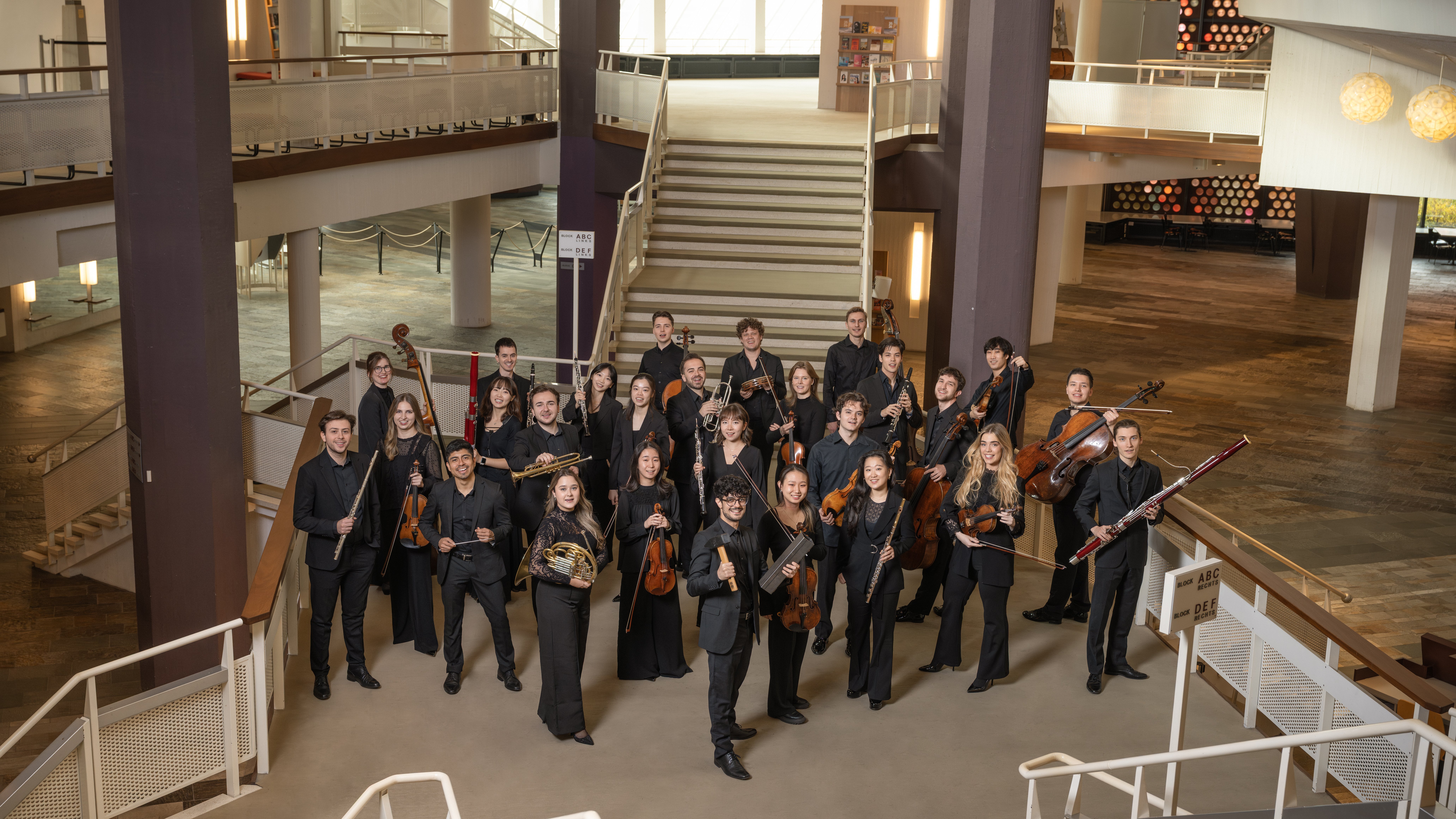 Gruppenbild der Stipendiatinnen und Stipendiaten der Karajan-Akedemie in schwarzer Konzertkleidung.