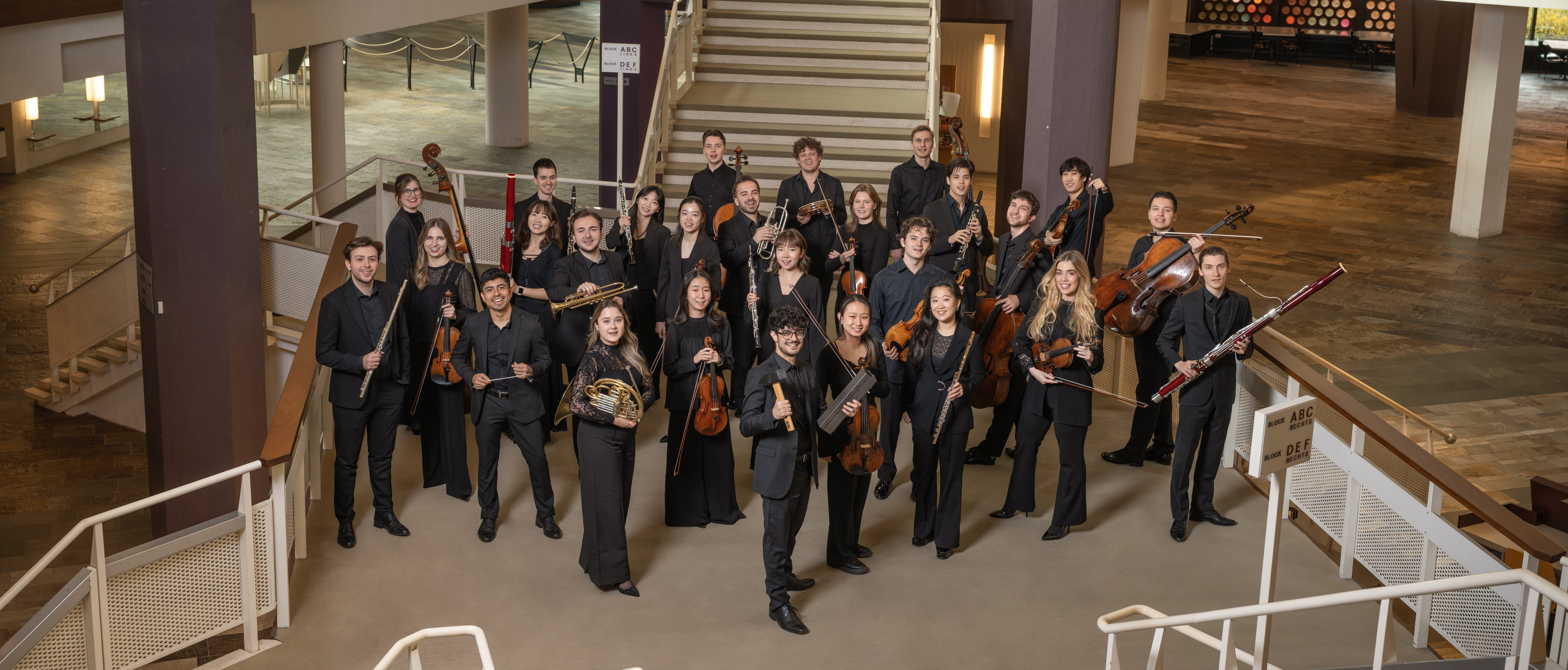 Gruppenbild der Stipendiatinnen und Stipendiaten der Karajan-Akedemie in schwarzer Konzertkleidung.