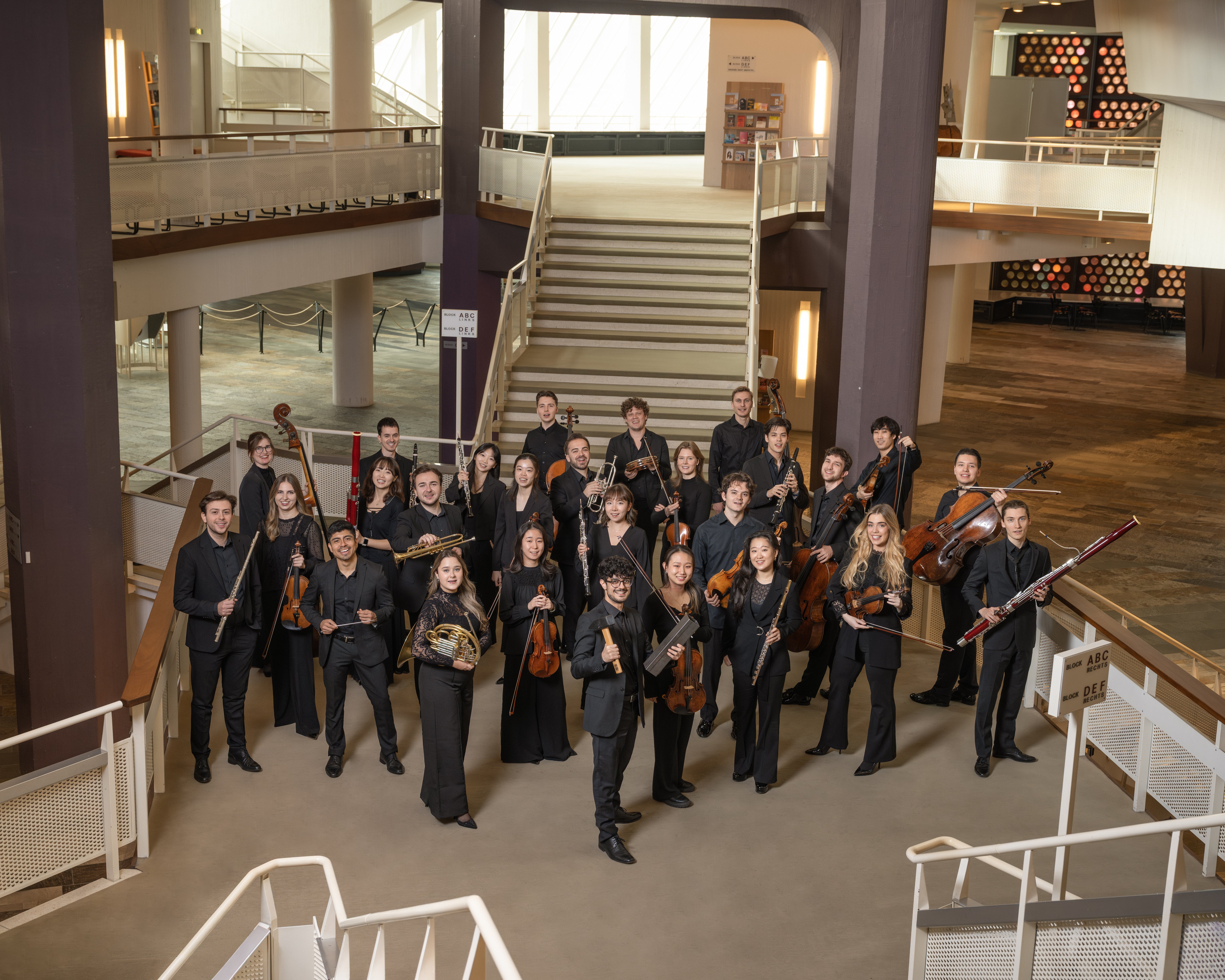 Gruppenbild der Stipendiatinnen und Stipendiaten der Karajan-Akedemie in schwarzer Konzertkleidung.