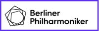 Das Logo der Berliner Philharmoniker mit abstrakten geometrischen Linien auf der linken Seite und dem Namen „Berliner Philharmoniker» in fetter schwarzer Schrift auf der rechten Seite, alles auf weißem Hintergrund mit einem blauen Rand.