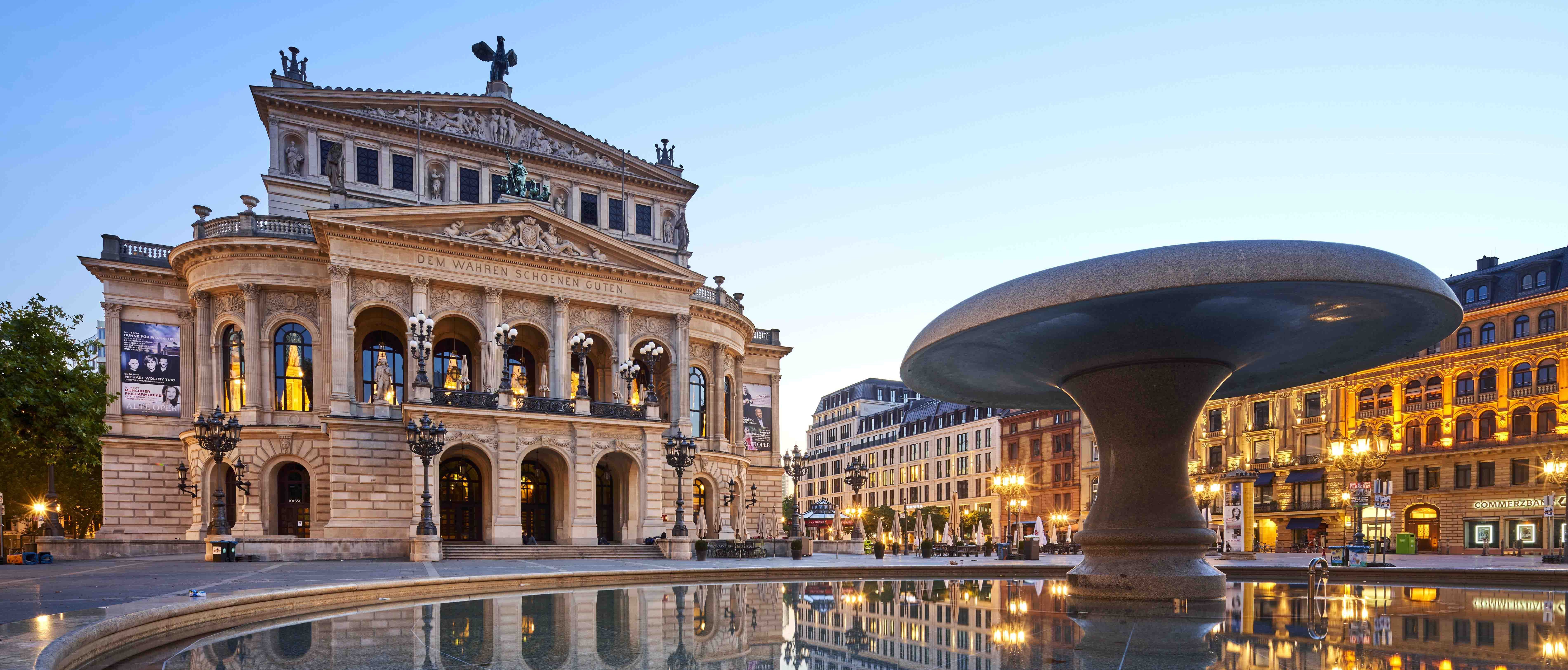 Fassade der Oper Frankfurt im Sonnenuntergang