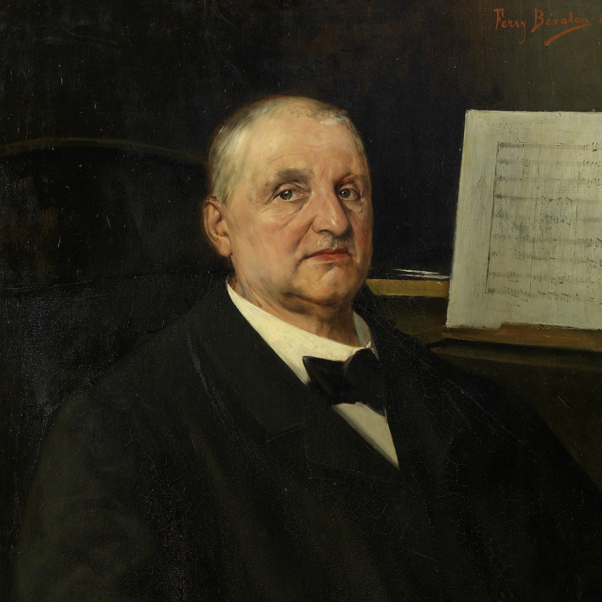 Ein Porträt von Anton Bruckner, Öl auf Leinwand, mit einem ruhigen und konzentrierten Gesichtsausdruck. Er trägt einen dunklen Anzug mit einer Fliege. Im Hintergrund sind ein Piano und Noten zu sehen.