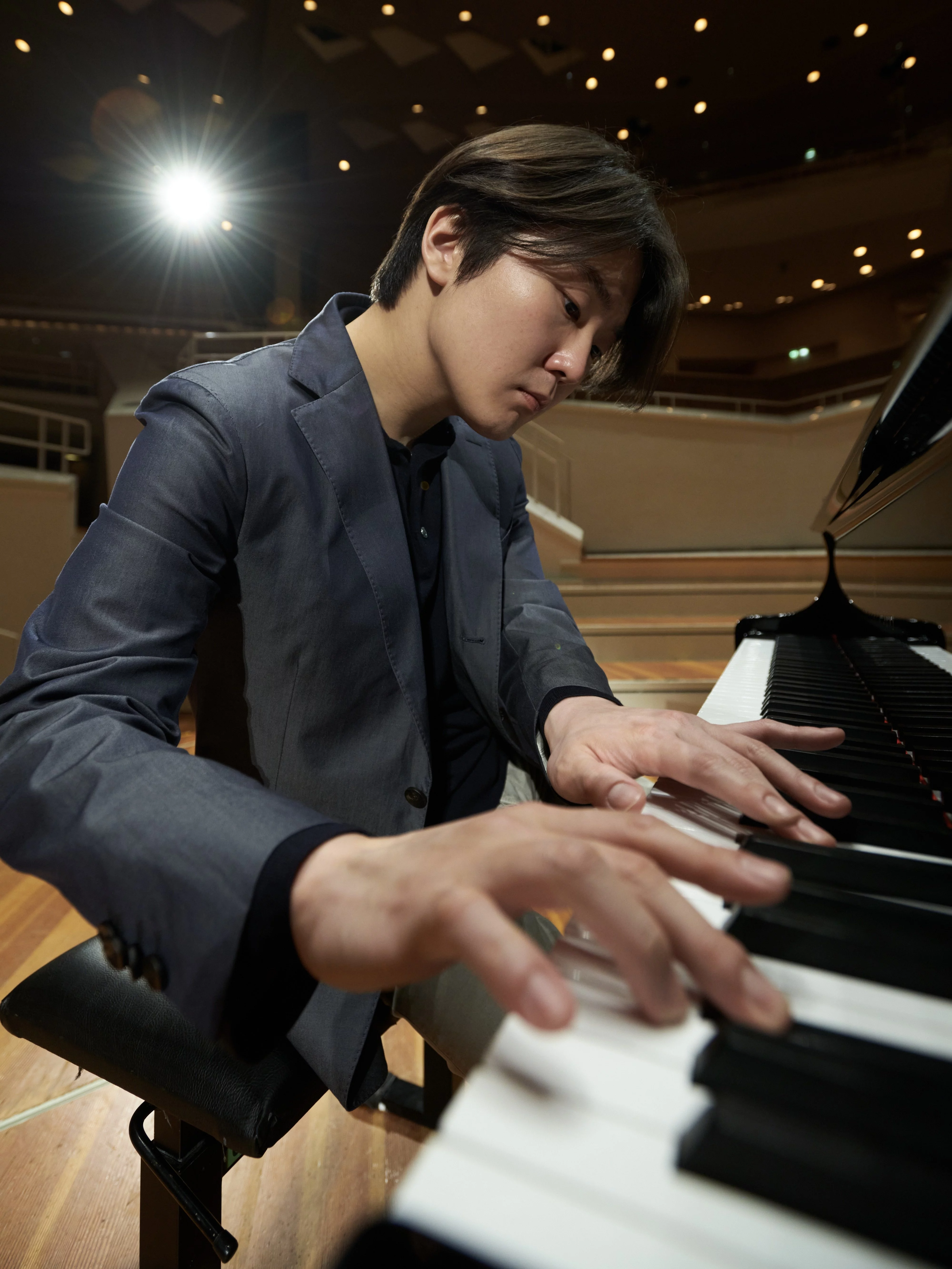 Pianist Seong-Jin Cho spielt an einem Flügel auf der leeren Bühne der Philharmonie.