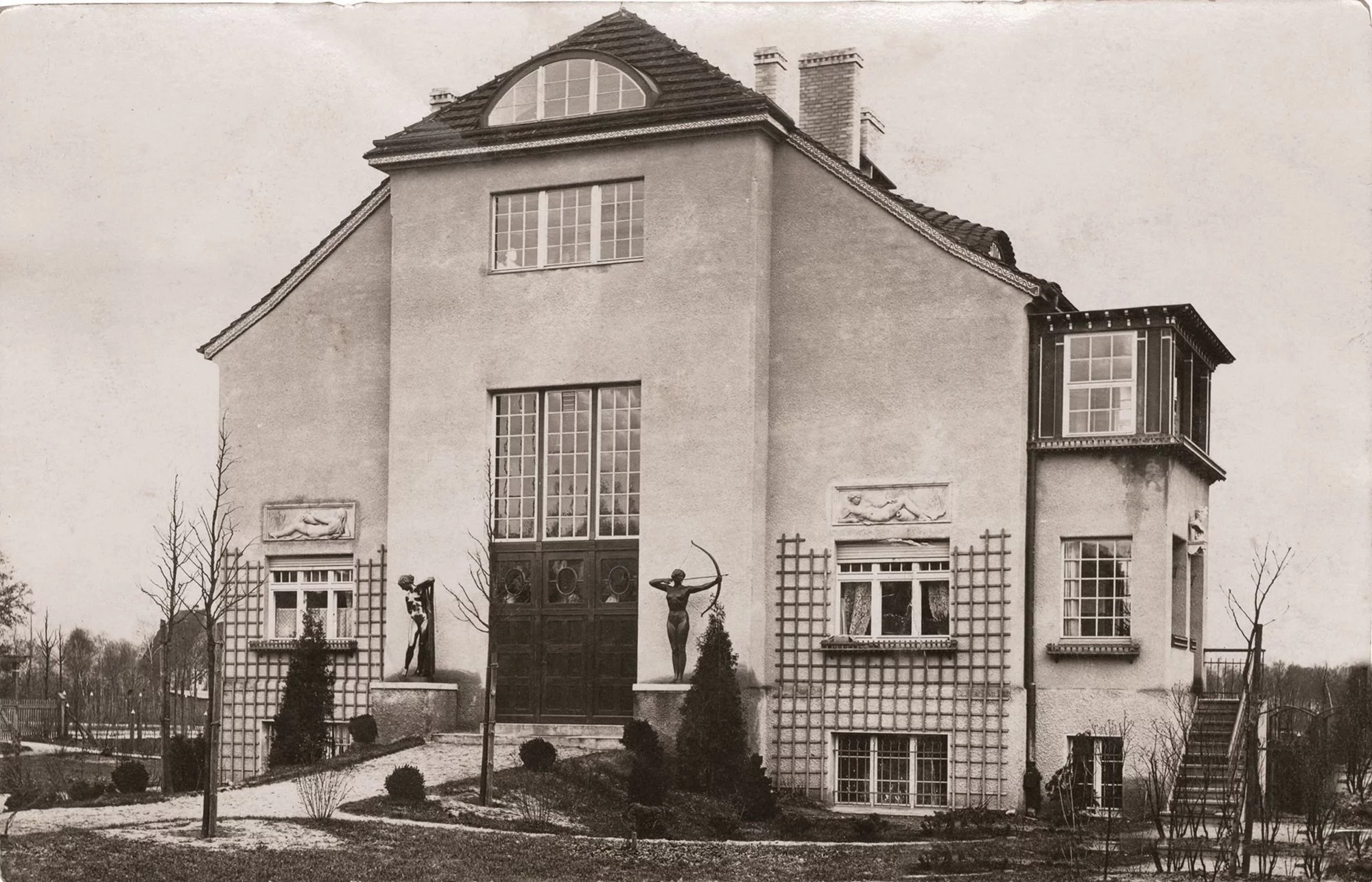 Schwarz-weiß-Foto eines alten Hauses
