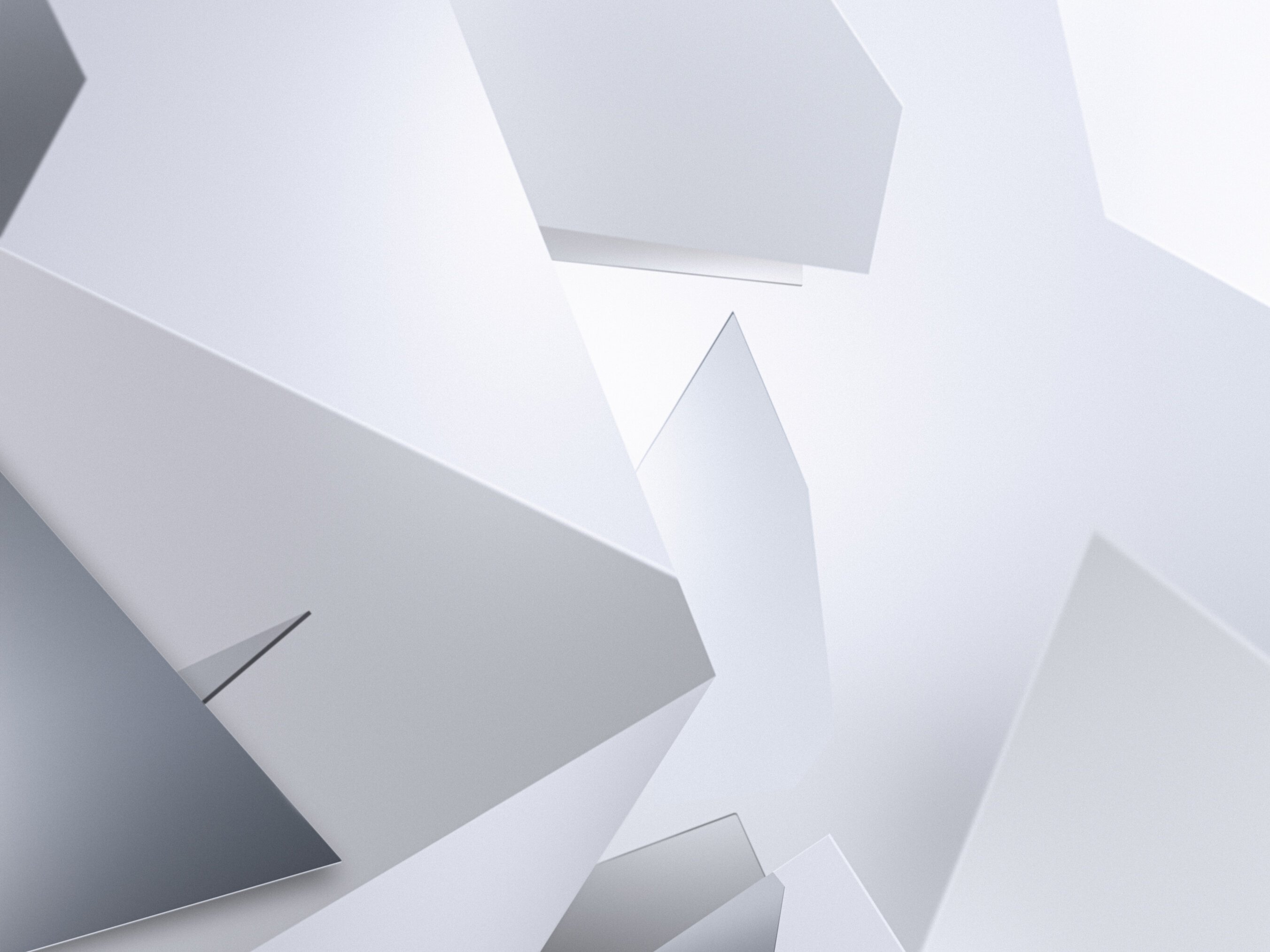 Abstraktes Bild aus scharfkantigen, sich überlagernden weißen und grauen geometrischen Formen, die ein Gefühl von Tiefe und Dimension vermitteln, wobei das Licht sanft von den Oberflächen reflektiert wird.