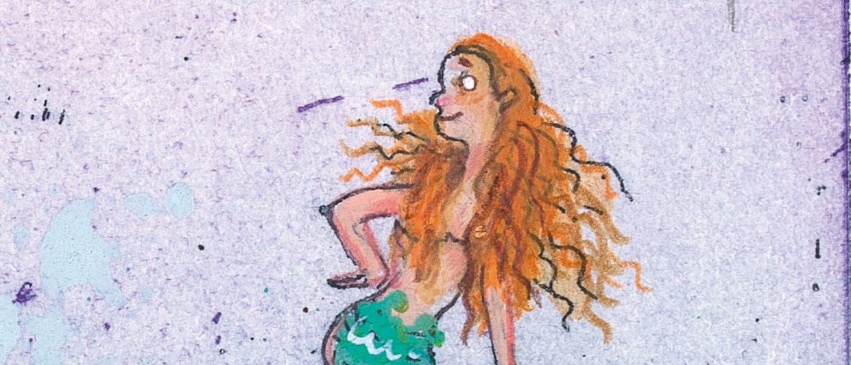 Eine Meerjungfrau mit langen orangefarbenen Haaren und einer grünen Schwanzflosse sitzt auf einem Felsen am Meer und blickt mit nachdenklichem Gesichtsausdruck nach oben. Blaues Wasser spritzt gegen den Felsen.