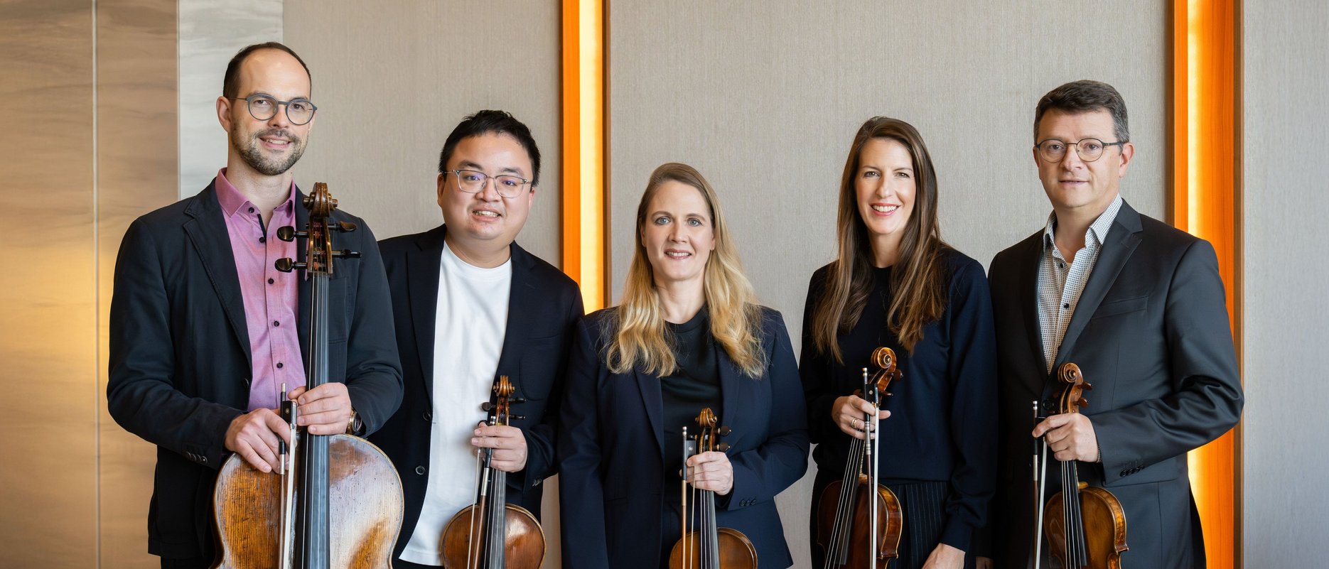 Fünf Streicher mit Instrumente