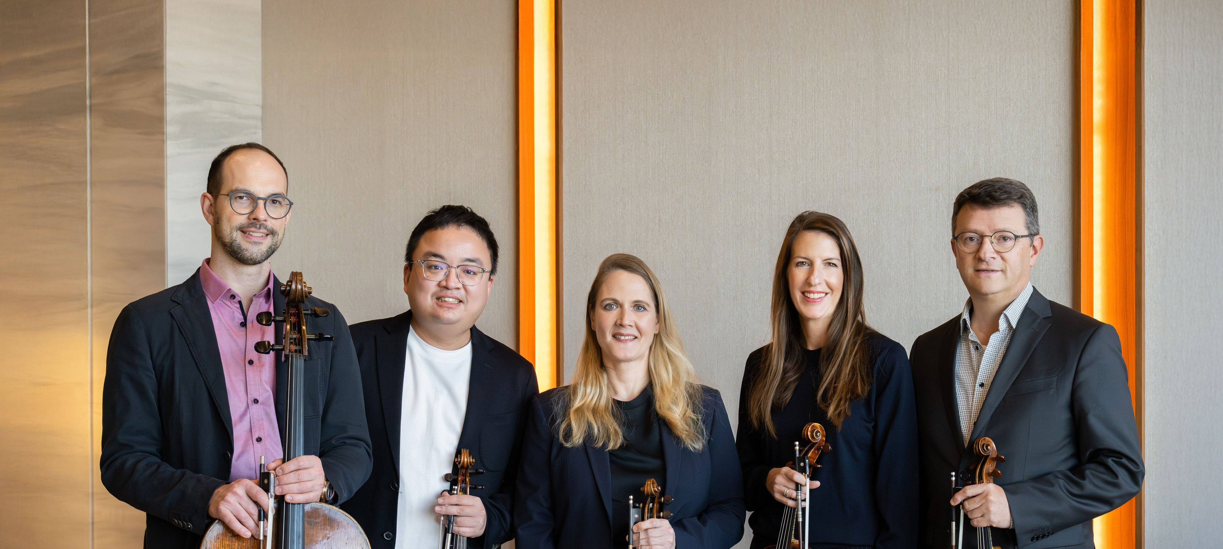 Fünf Streicher mit Instrumente