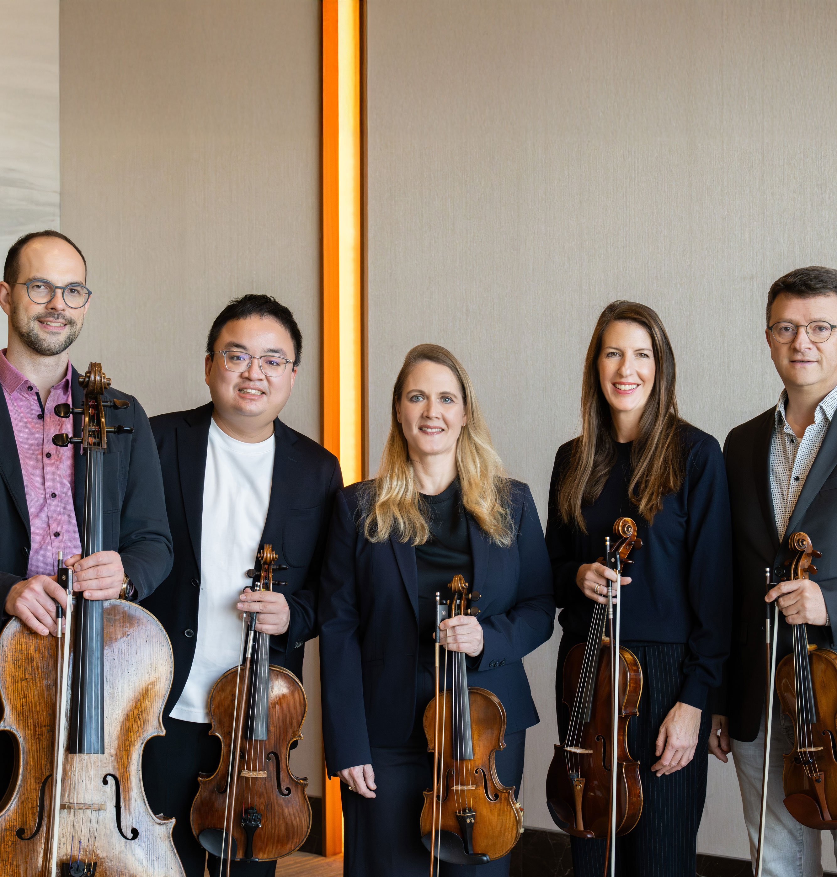 Fünf Streicher mit Instrumente