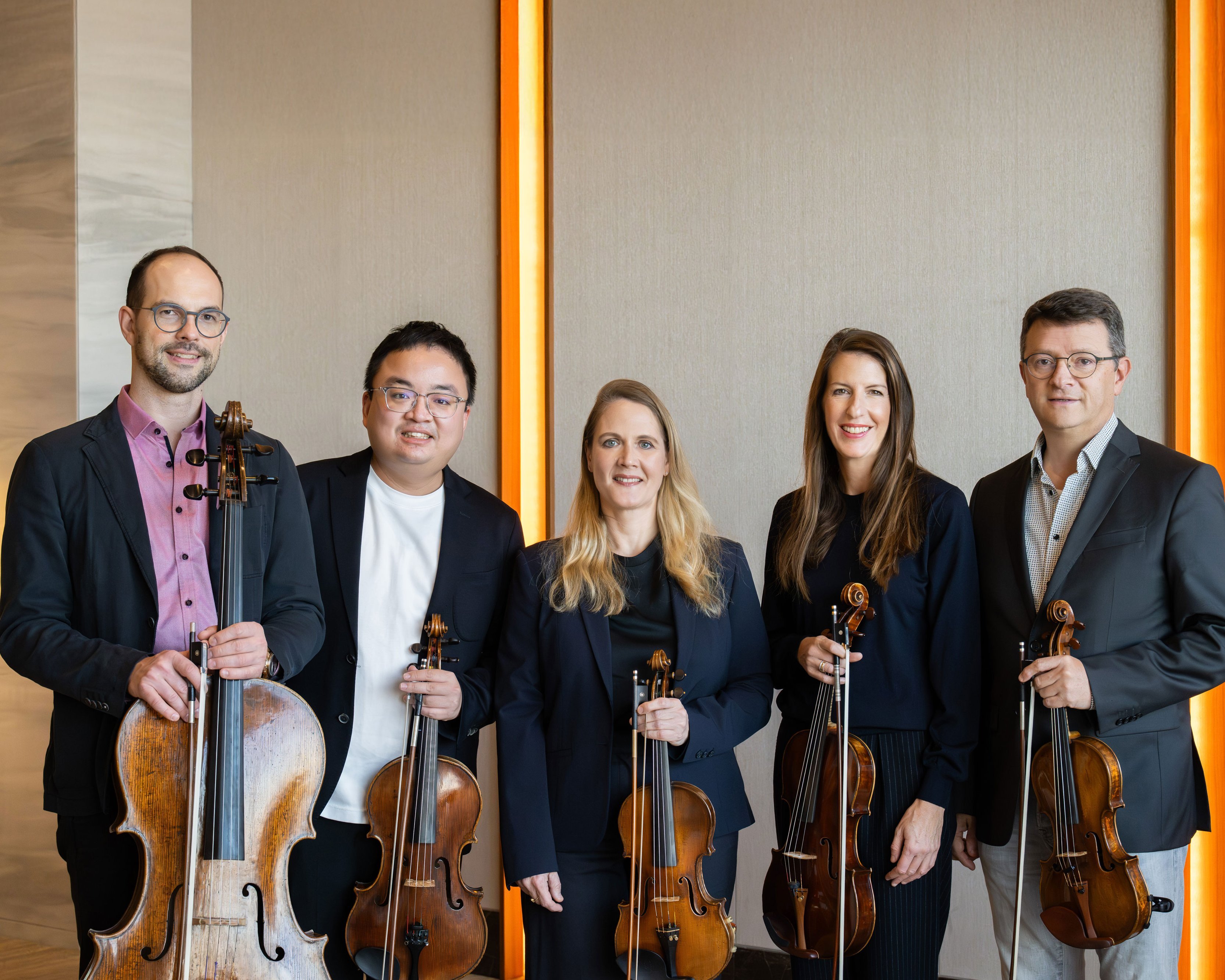 Fünf Streicher mit Instrumente