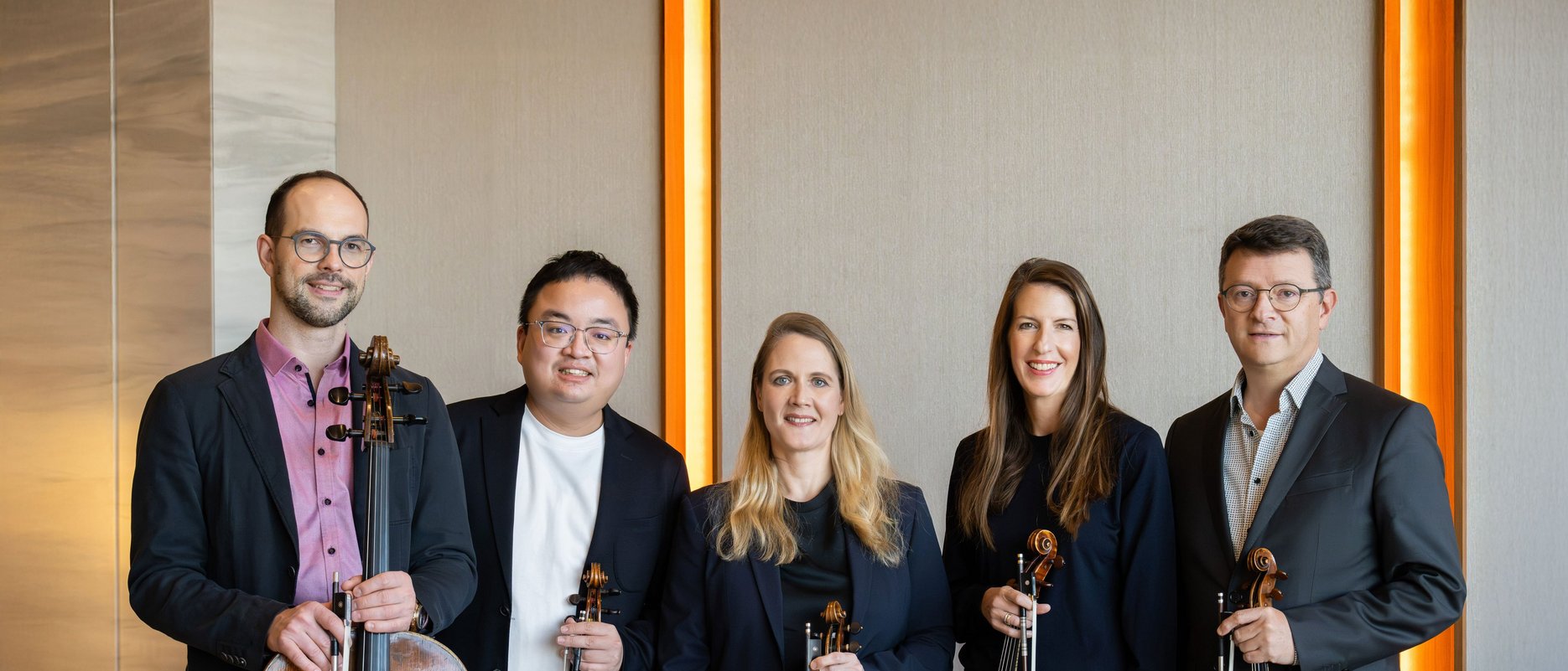 Fünf Streicher mit Instrumente