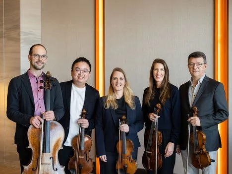 Fünf Streicher mit Instrumente