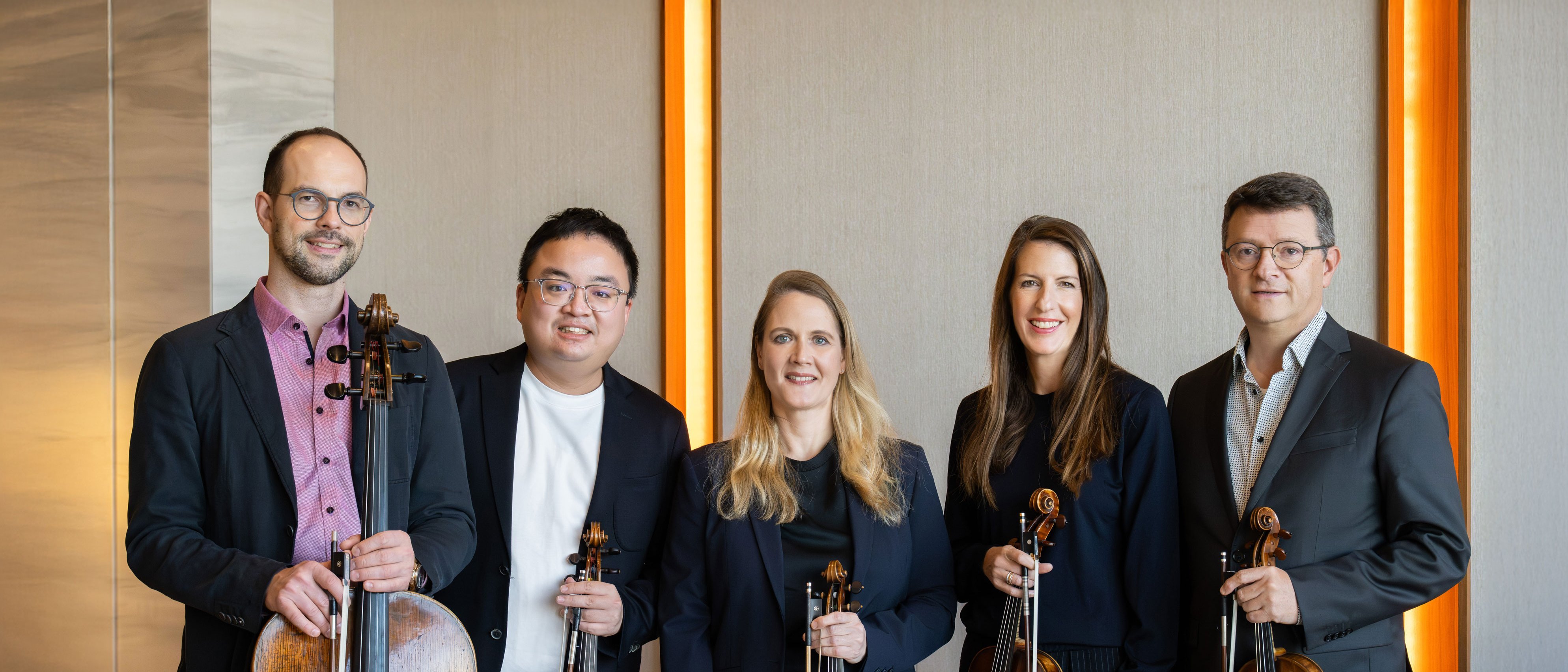 Fünf Streicher mit Instrumente