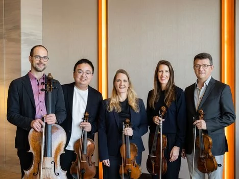 Fünf Streicher mit Instrumente