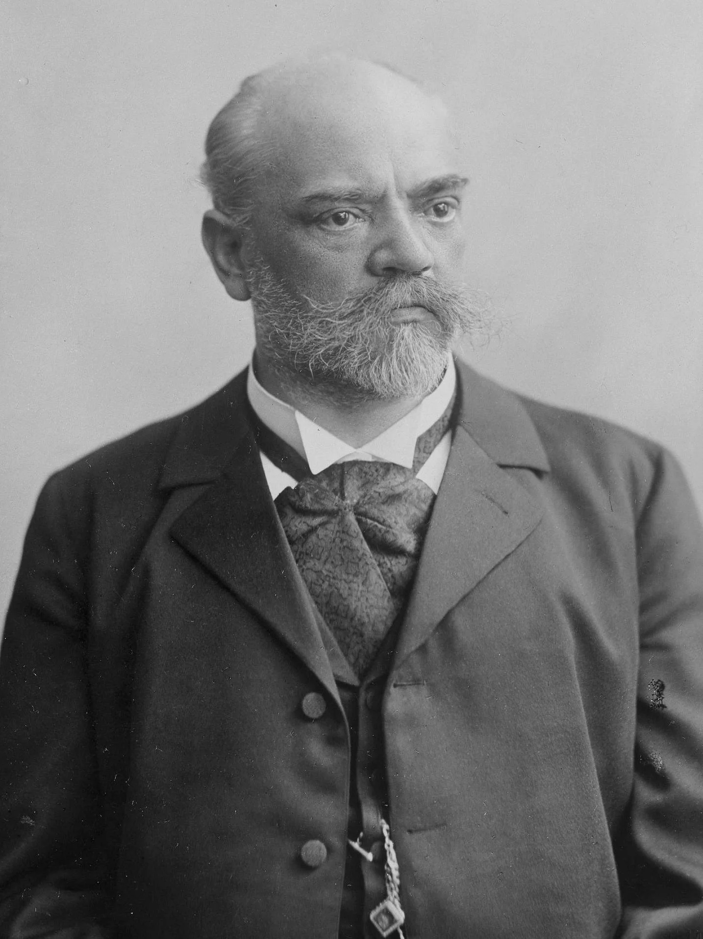 Porträt-Foto in schwarz-weiß von Antonín Dvořák.