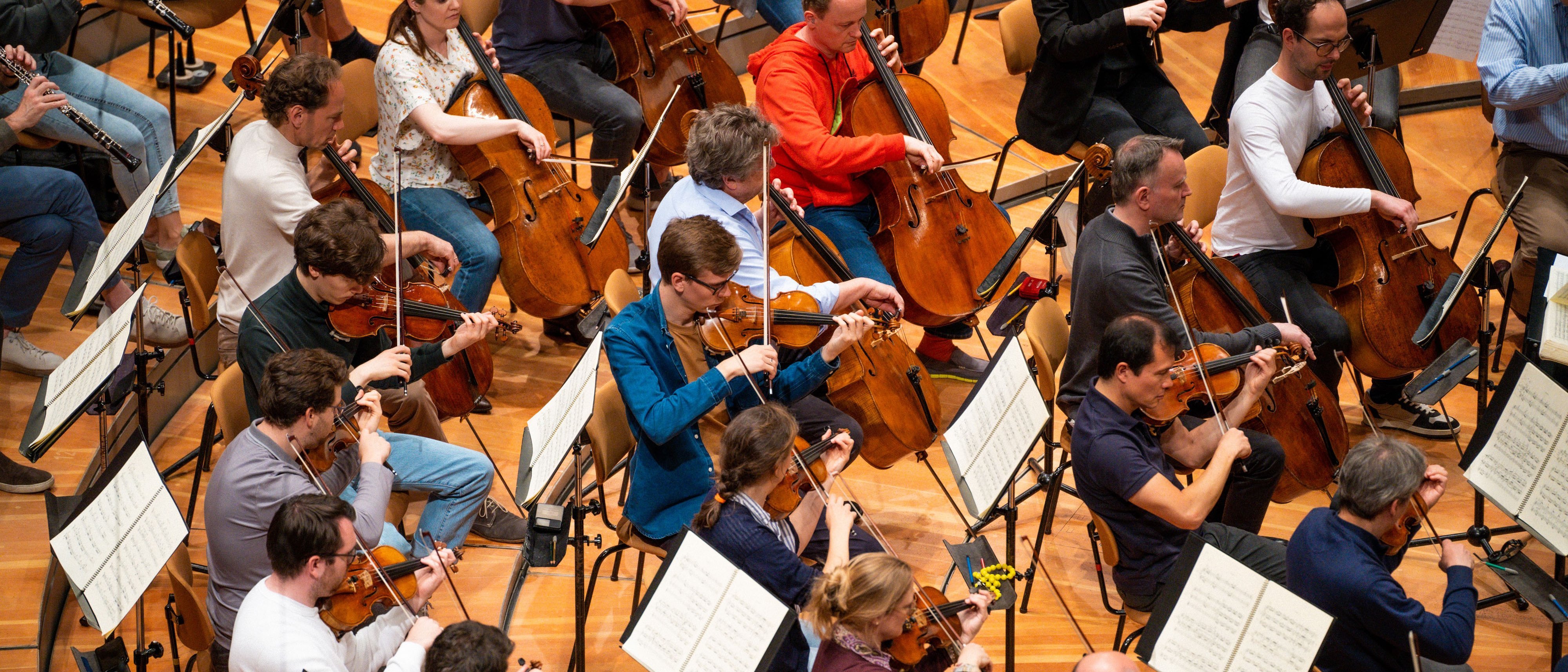 Große Gruppe Musiker im Orchester spielen Musik bei einer Probe
