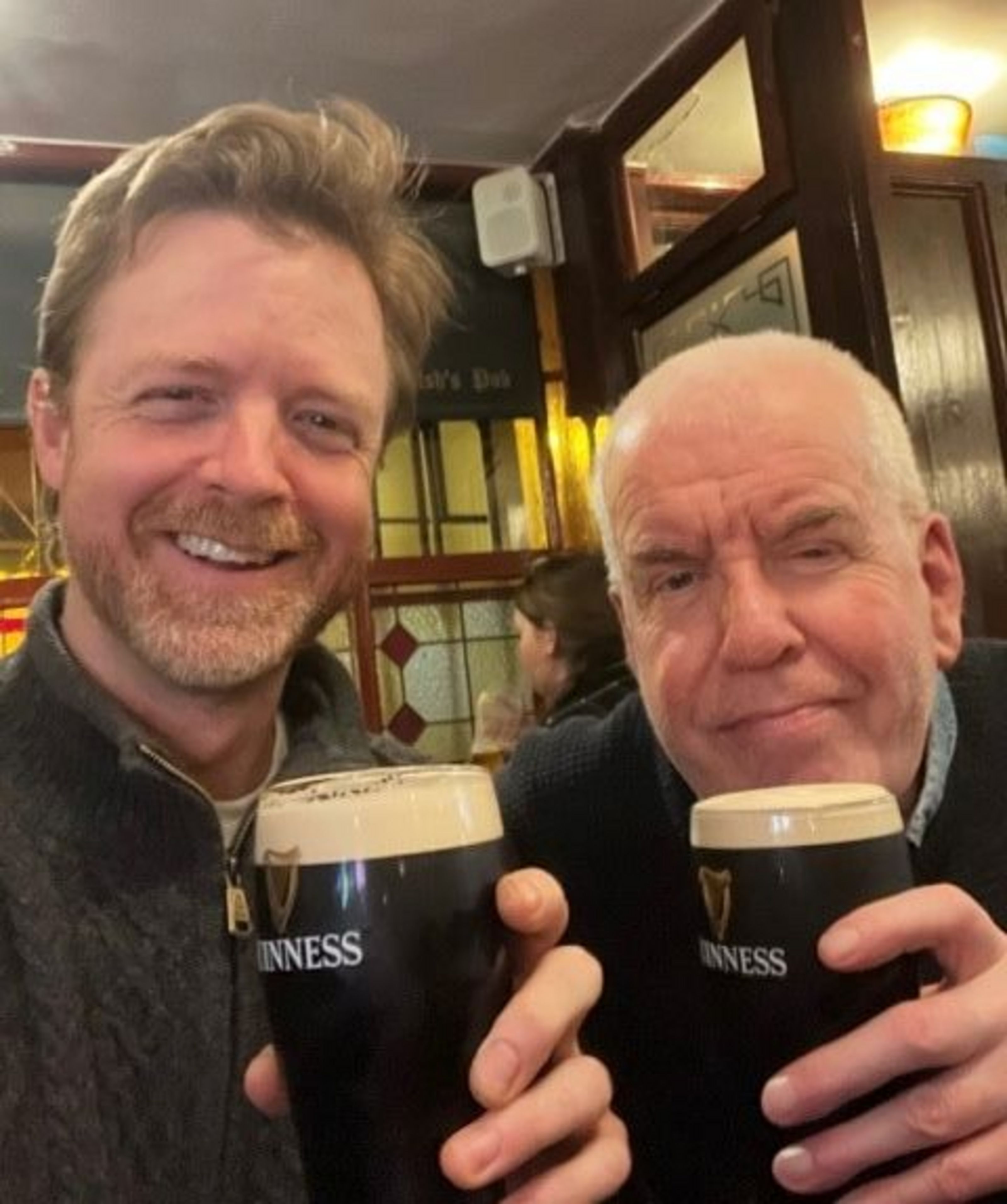 Matthew McDonald (links) und Gerald Barry (rechts) stoßen mit einem Guiness an.