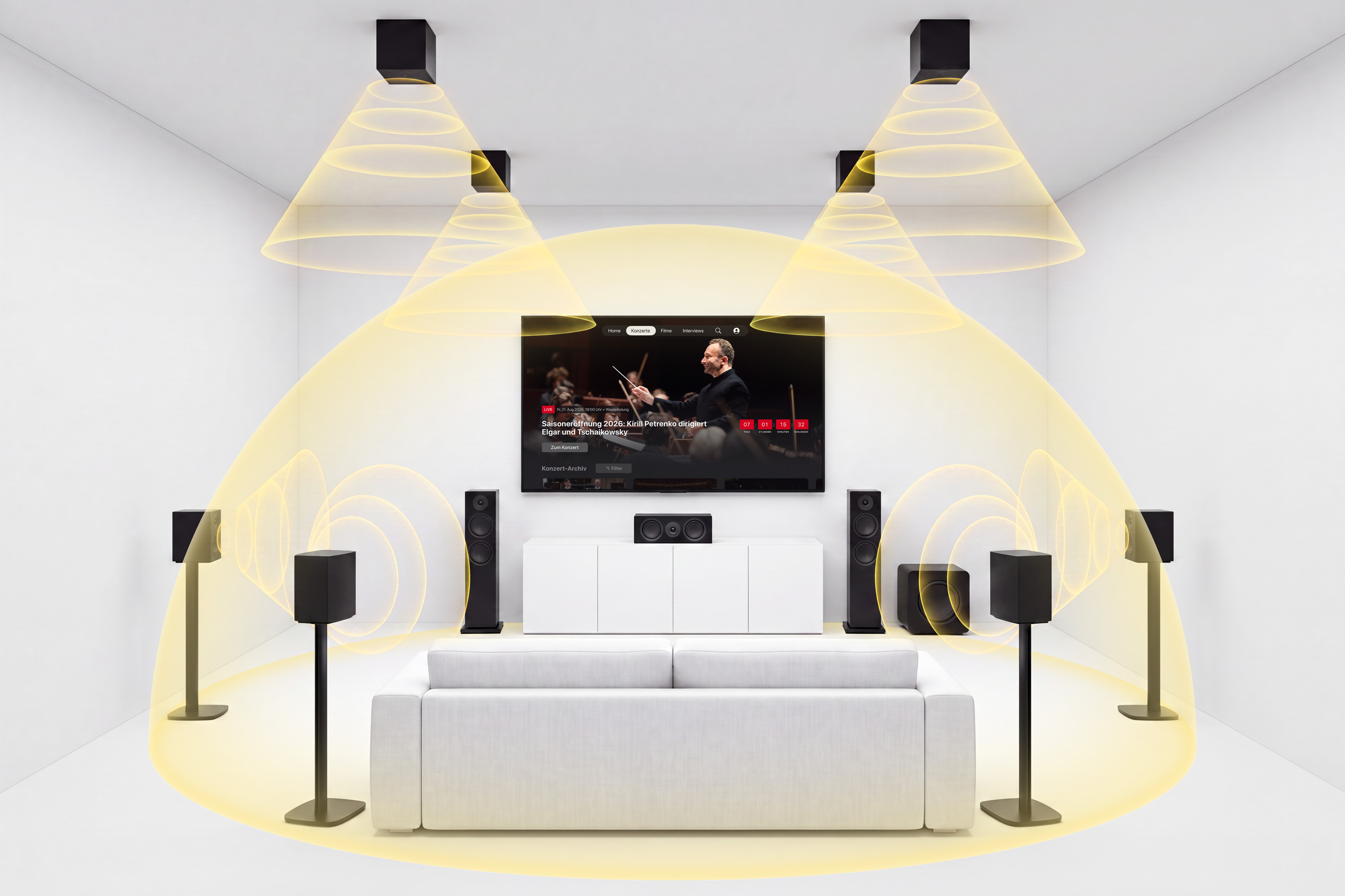 Ein modernes, weißes Wohnzimmer mit Surround-Sound-Lautsprechern, einem an der Wand montierten Fernseher und gelben Schallwellen, die den raumfüllenden Klang im gesamten Raum veranschaulichen.