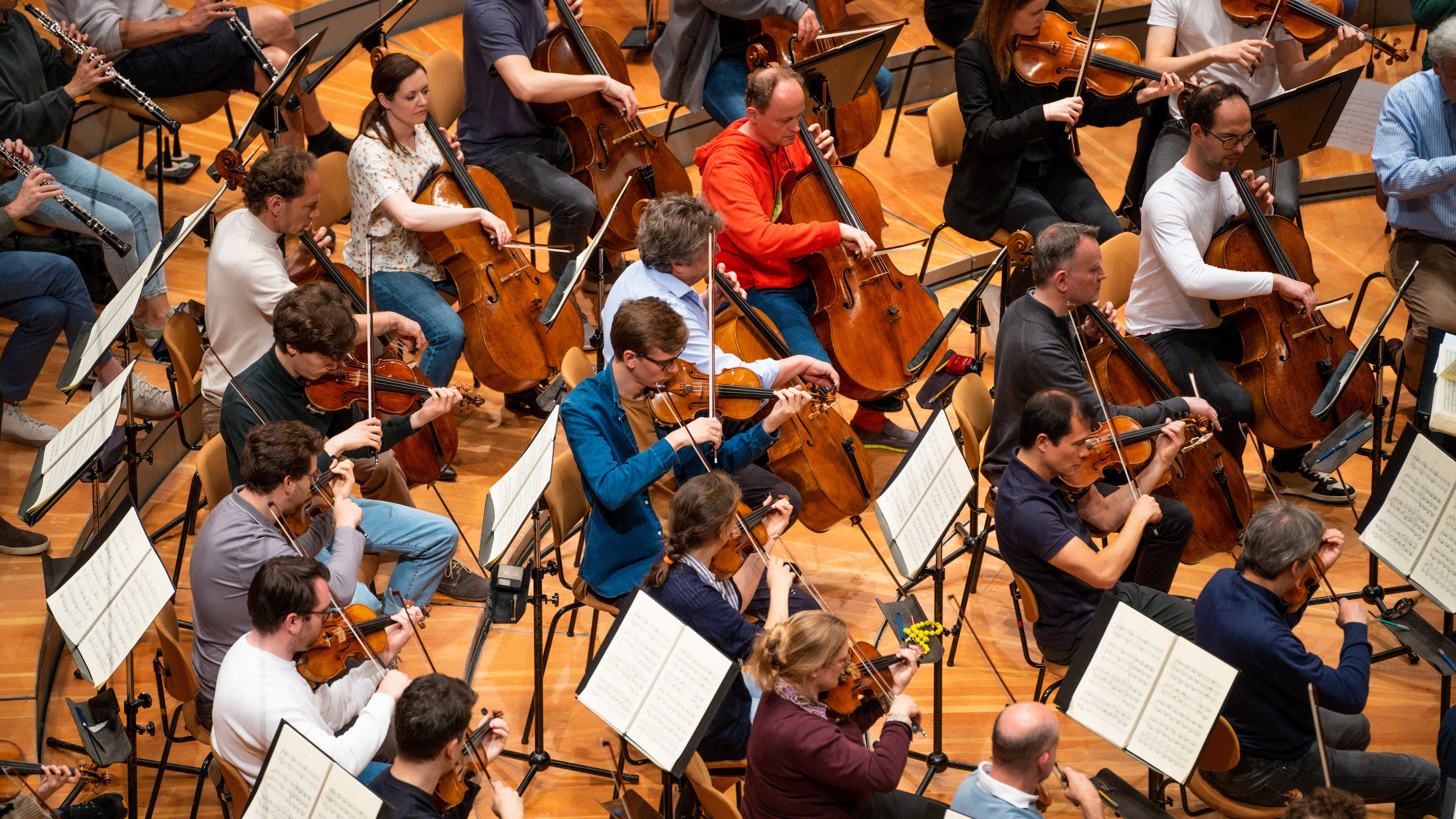 Große Gruppe Musiker im Orchester spielen Musik bei einer Probe