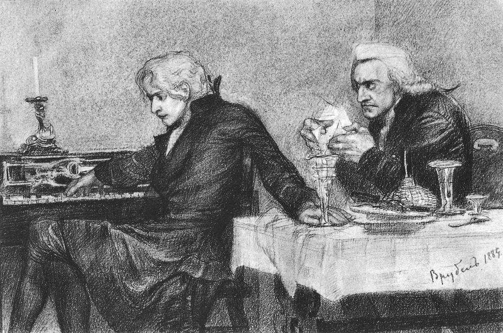 Mozart und Salieri in dunkler Kleidung sitzen in einem schwach beleuchteten Raum. Mozart spielt ernst Klavier, während Salieri an einem Tisch sitzt, intensiv Mozart anstarrt und ein Blatt Papier in der Hand hält. Daneben stehen Essens- und Weingläser.