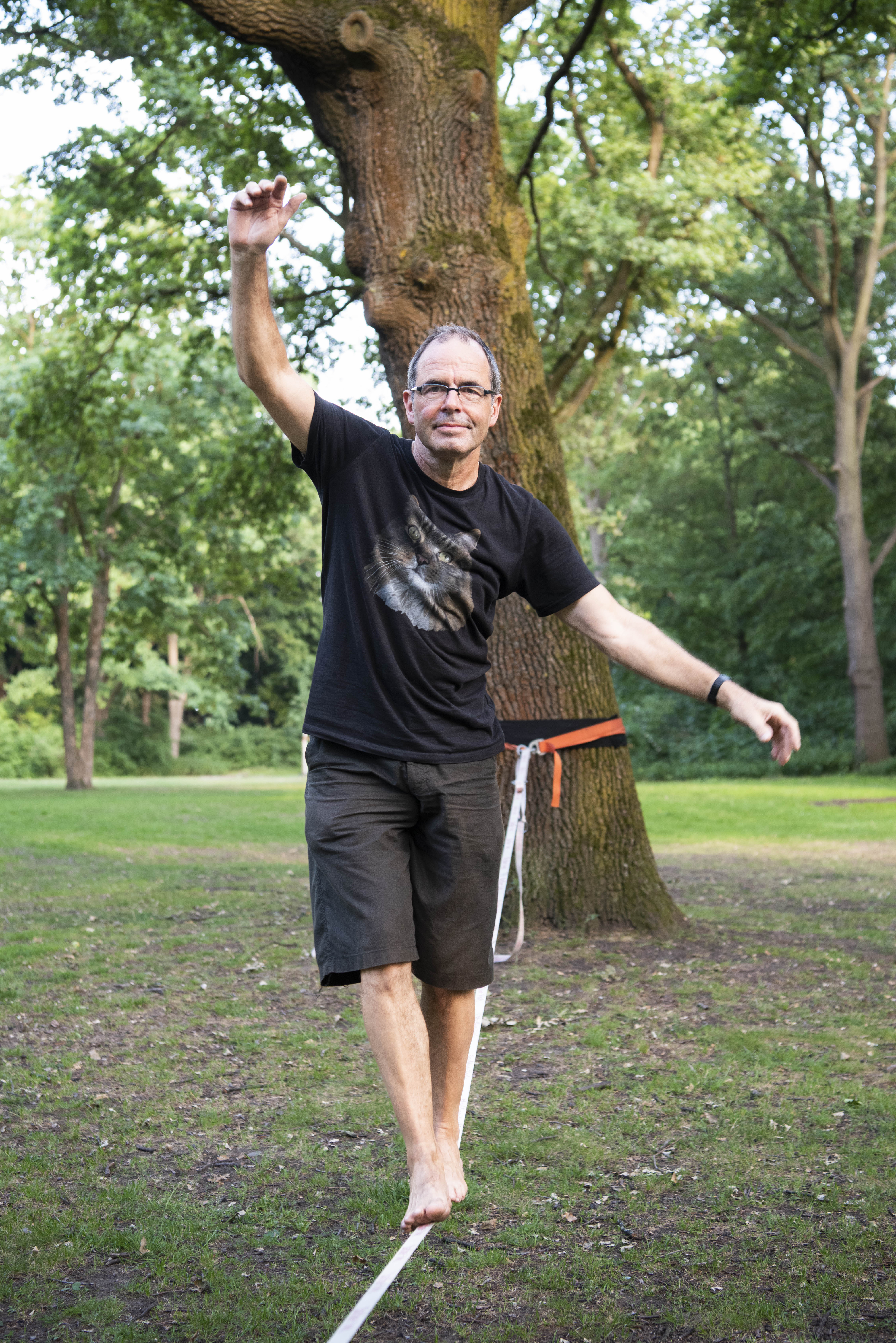 Martin Heinze balancieret auf der Slackline