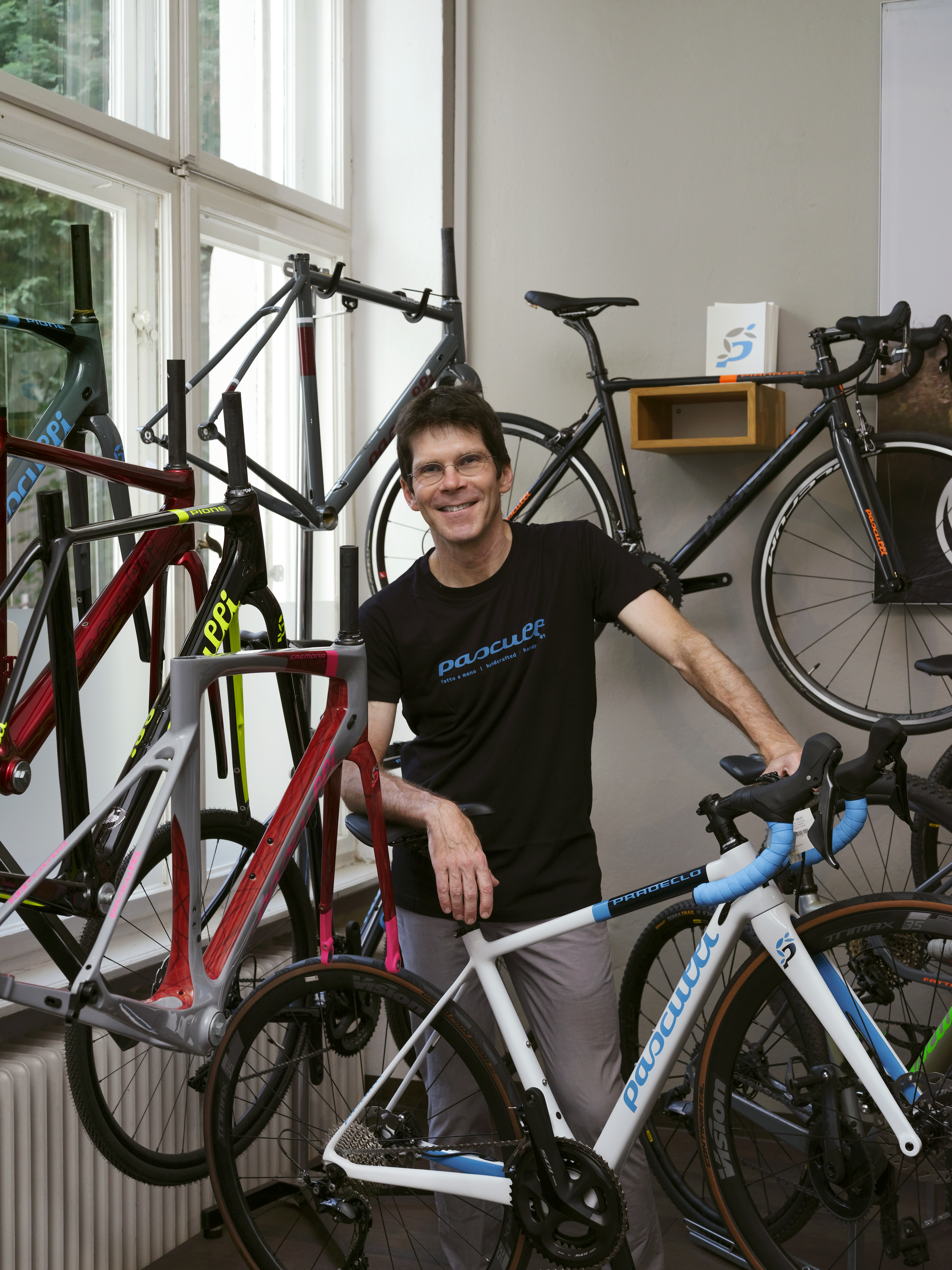 Christoph Hartmann vor seinen Fahrrädern