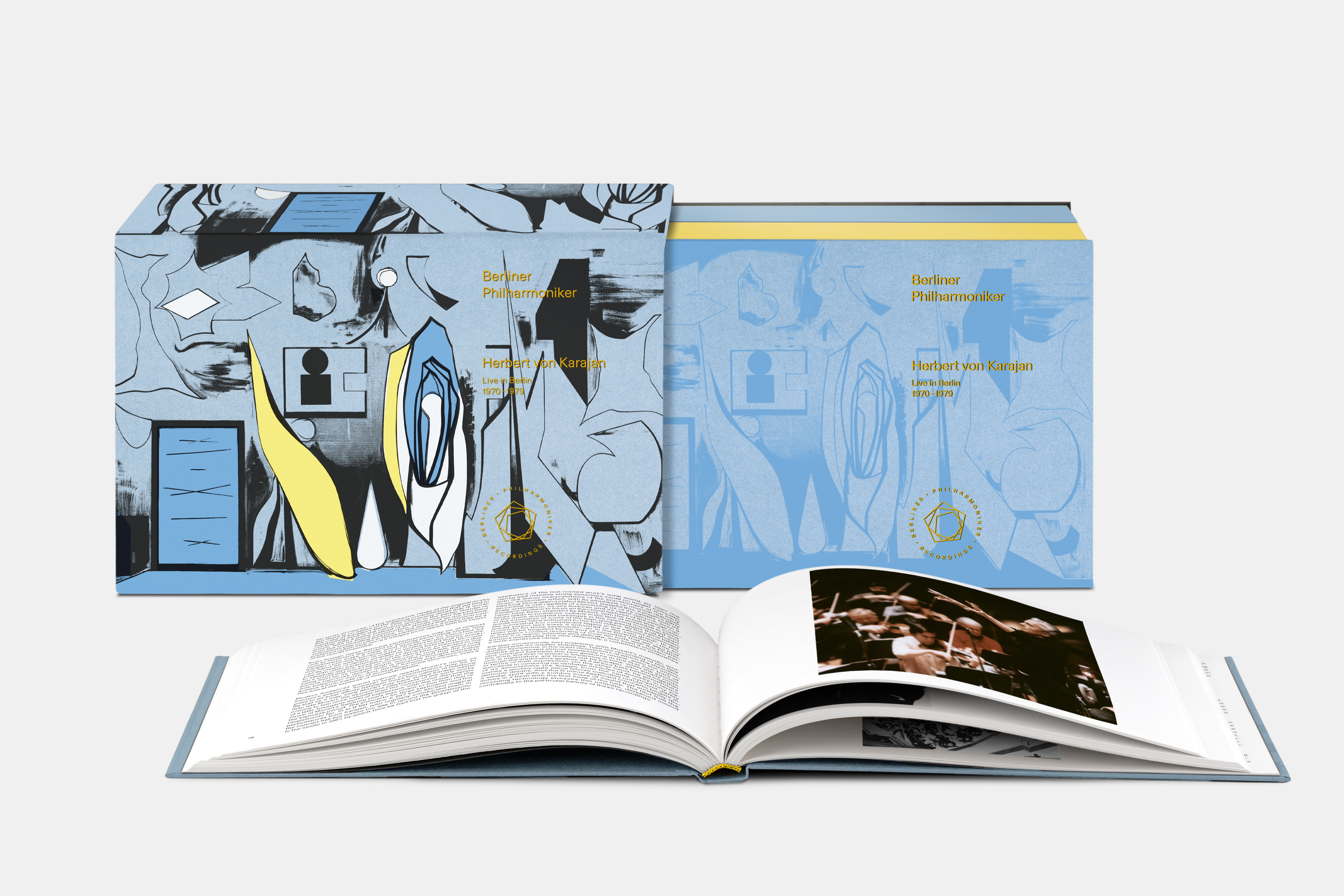 Eine Box mit abstrakter blauer und gelber Grafik auf dem Umschlag und dem Rücken, mit dem Titel Berliner Philharmoniker und Herbert von Karajan, mit einem aufgeschlagenen Buch mit Text und einem Foto im Inneren.