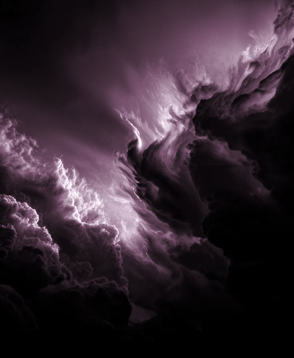 Lila gefärbte Wolken wirbeln dramatisch am Himmel, und helles Licht beleuchtet Teile der dichten, stürmischen Formationen und schafft eine ätherische und intensive Atmosphäre.