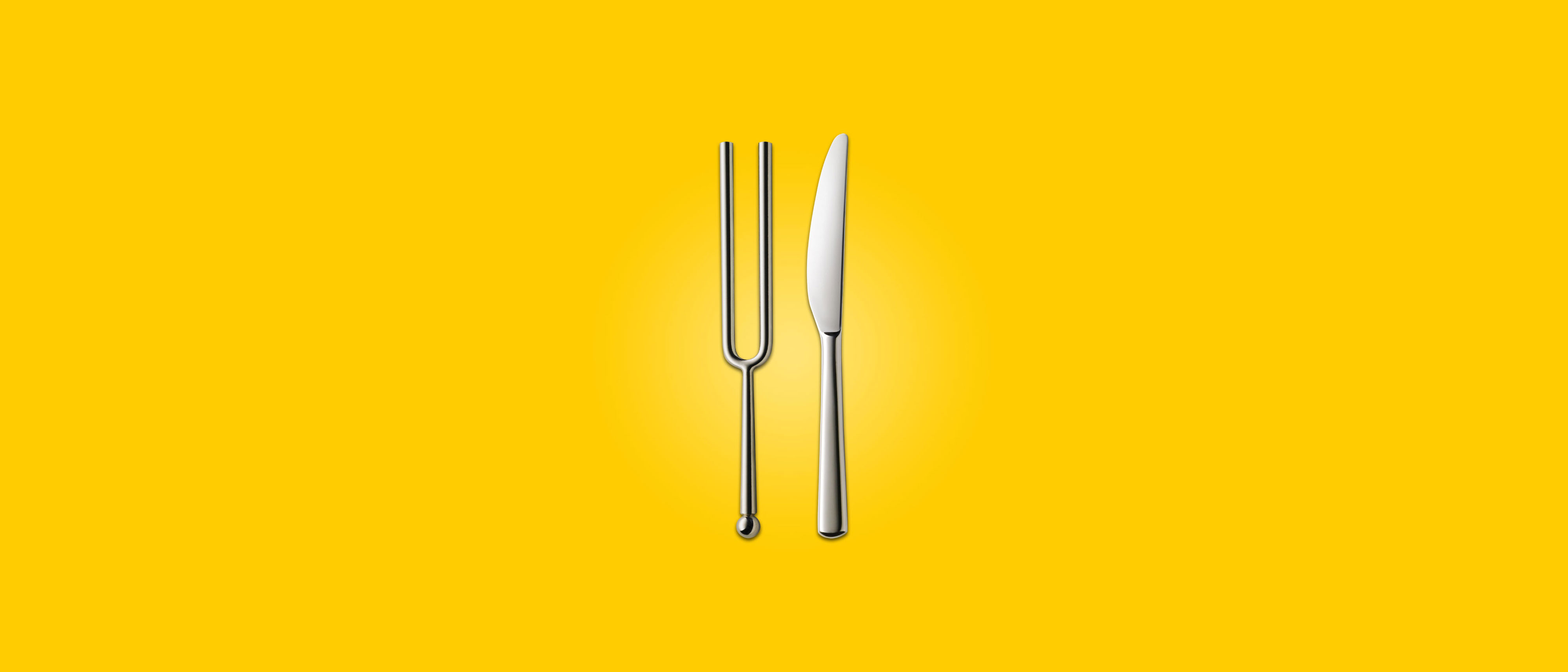 Vor einem leuchtend gelben Hintergrund sind eine Stimmgabel und ein Messer nebeneinander platziert. Die Stimmgabel befindet sich links, das Messer rechts.