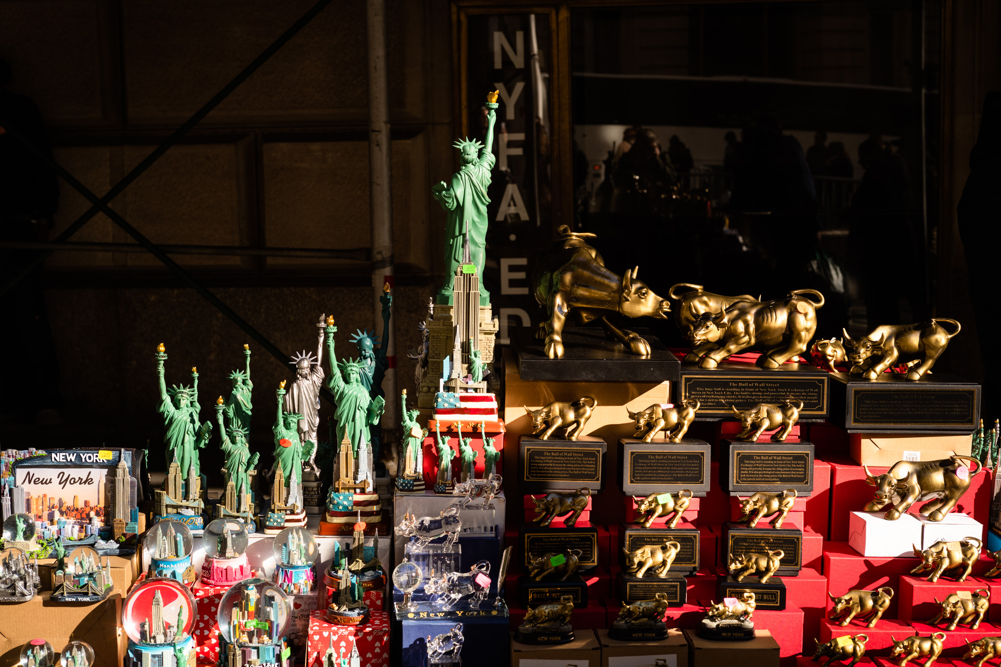 USA bric-a-brac: small statues of liberty and stock market bulls lie on a display