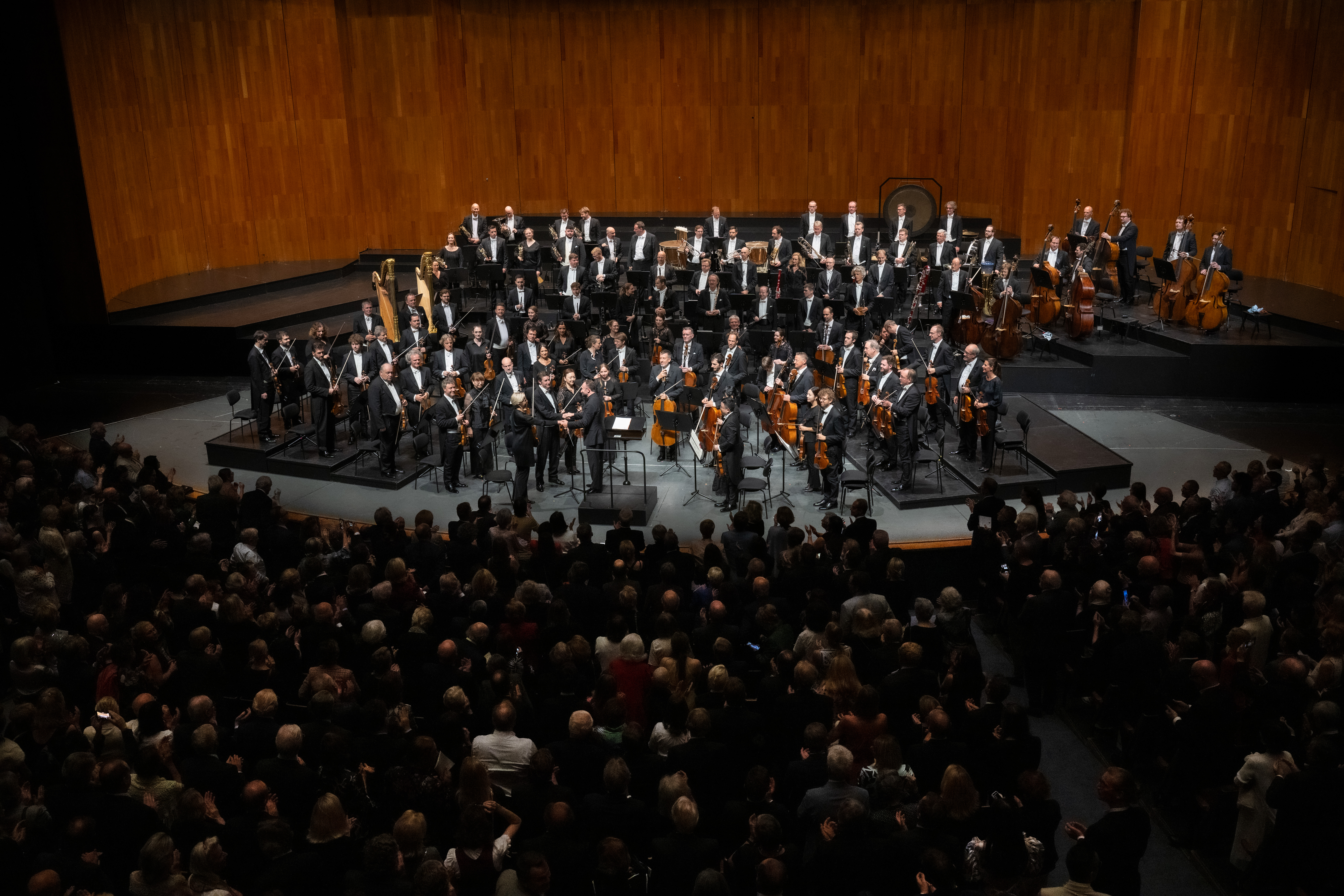Orchestra after the performance standing, the audiance is giving standing ovations