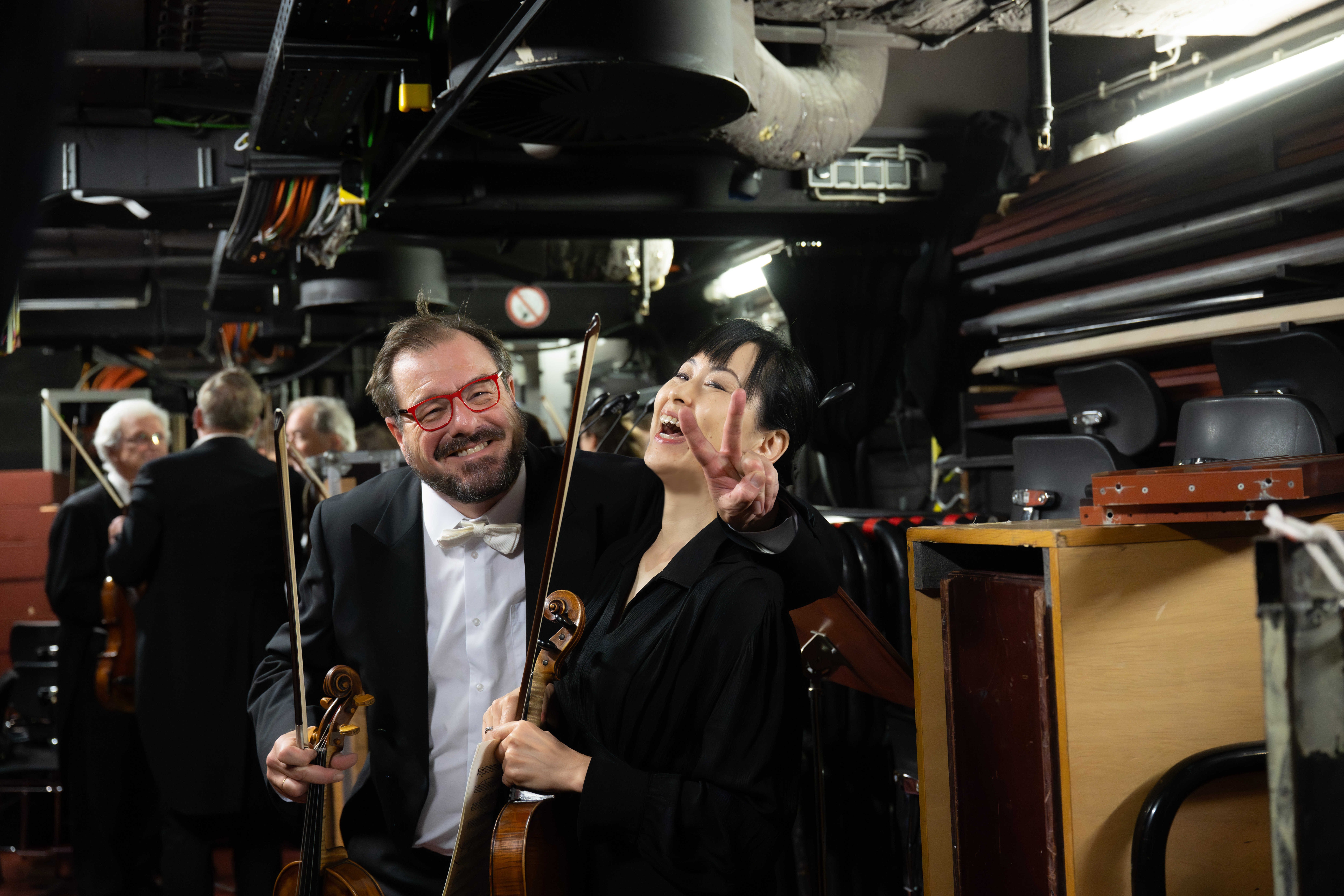 Martin Stegner und Naoko Shimizu hinter der Bühne