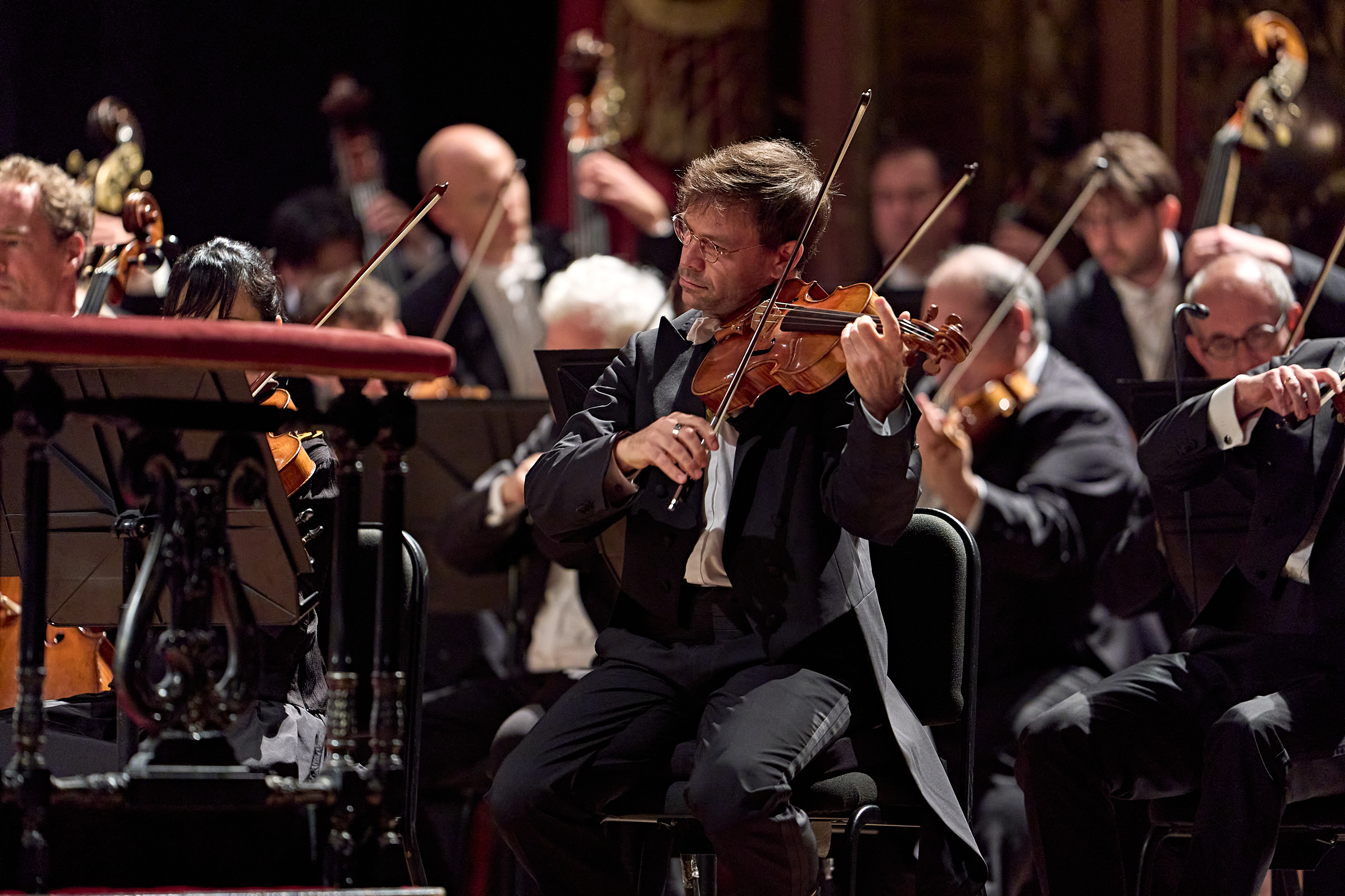 Ein Bratschist spielt im Orchester.