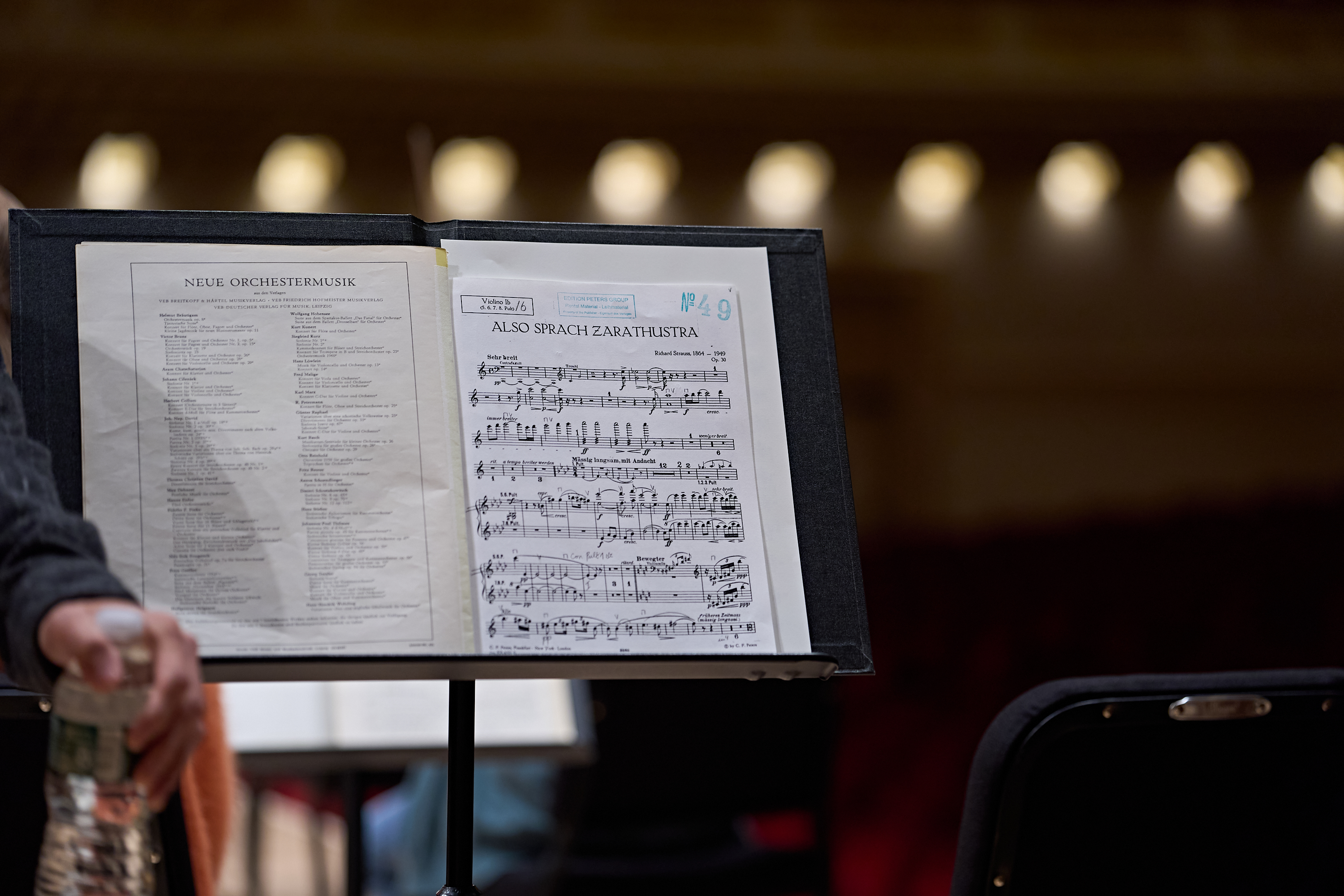 Noten zu Richard Strauss’ Also sprach Zarathustra auf einem Notenständer in einem leeren Konzertsaal.