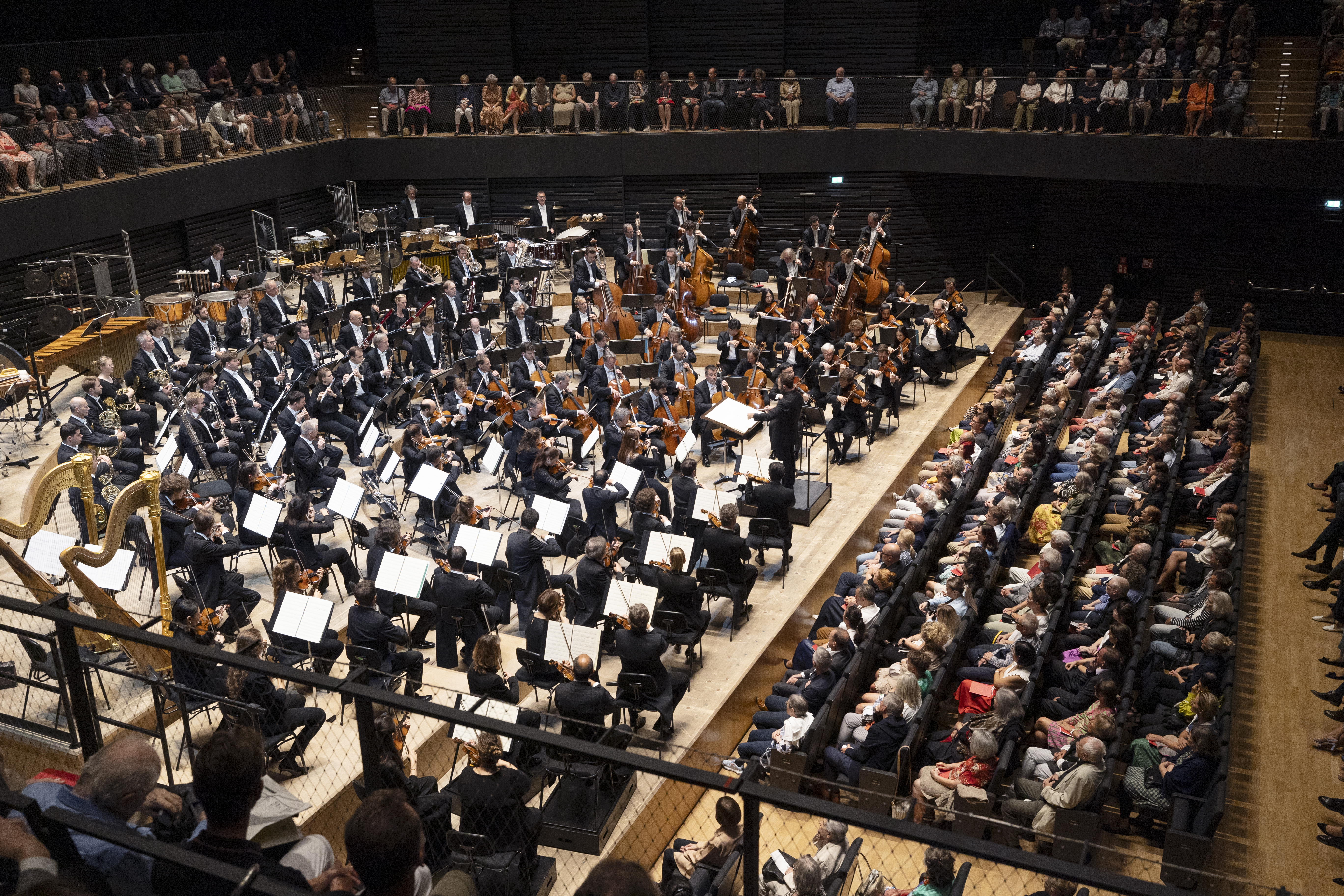 Orchester und Publikum im Saal von der Seite