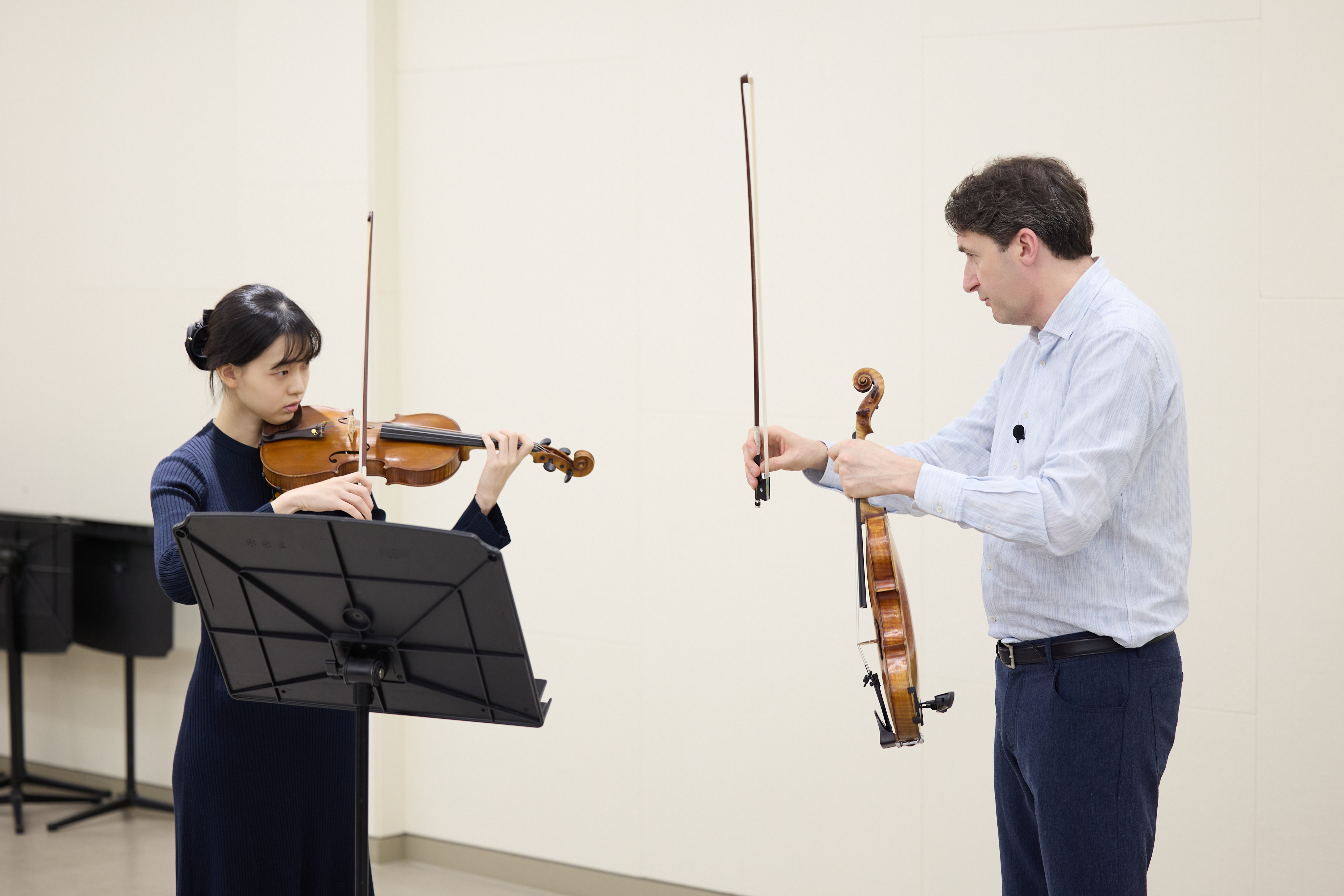 Erster Konzertmeister Noah Bendix-Balgley unterrichtet eine junge Studentin an der Geige.