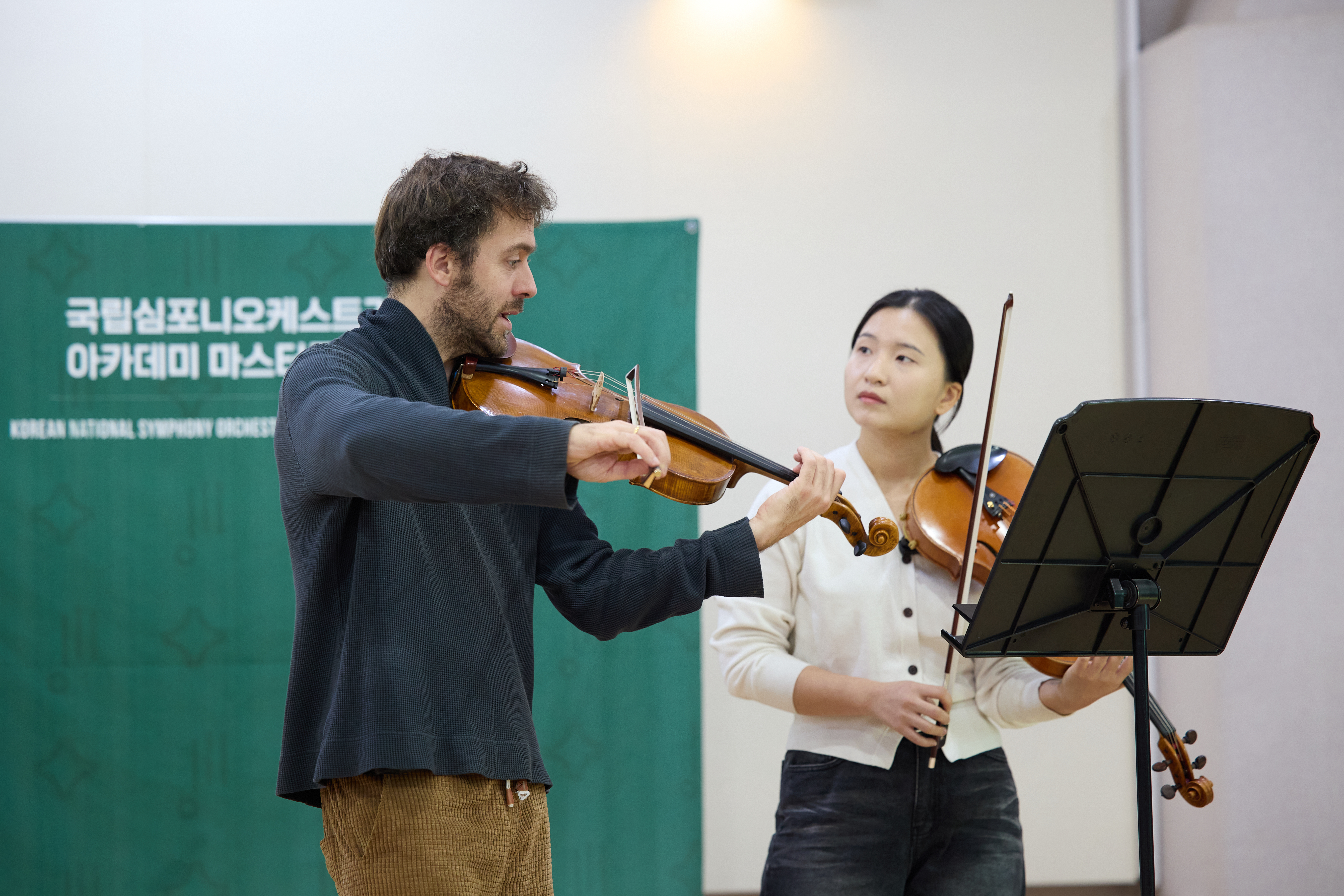 Bratscher Allan Nilles unterrichtet eine junge Stundentin in einer Masterclass.