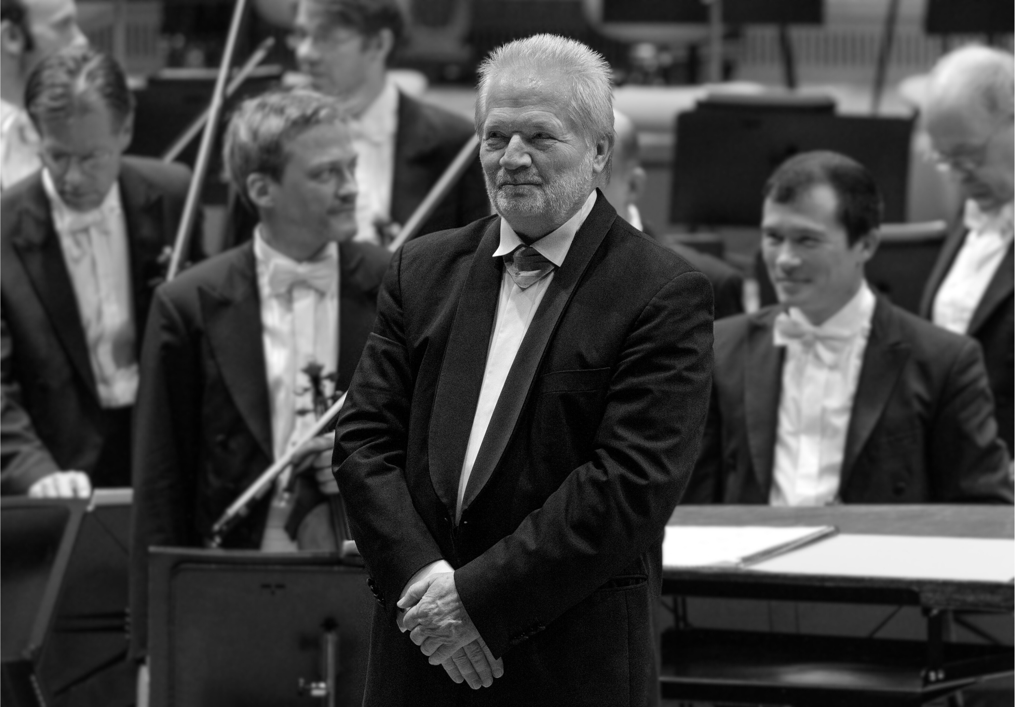 Peter Eötvös in front of the orchestra, black and white photo