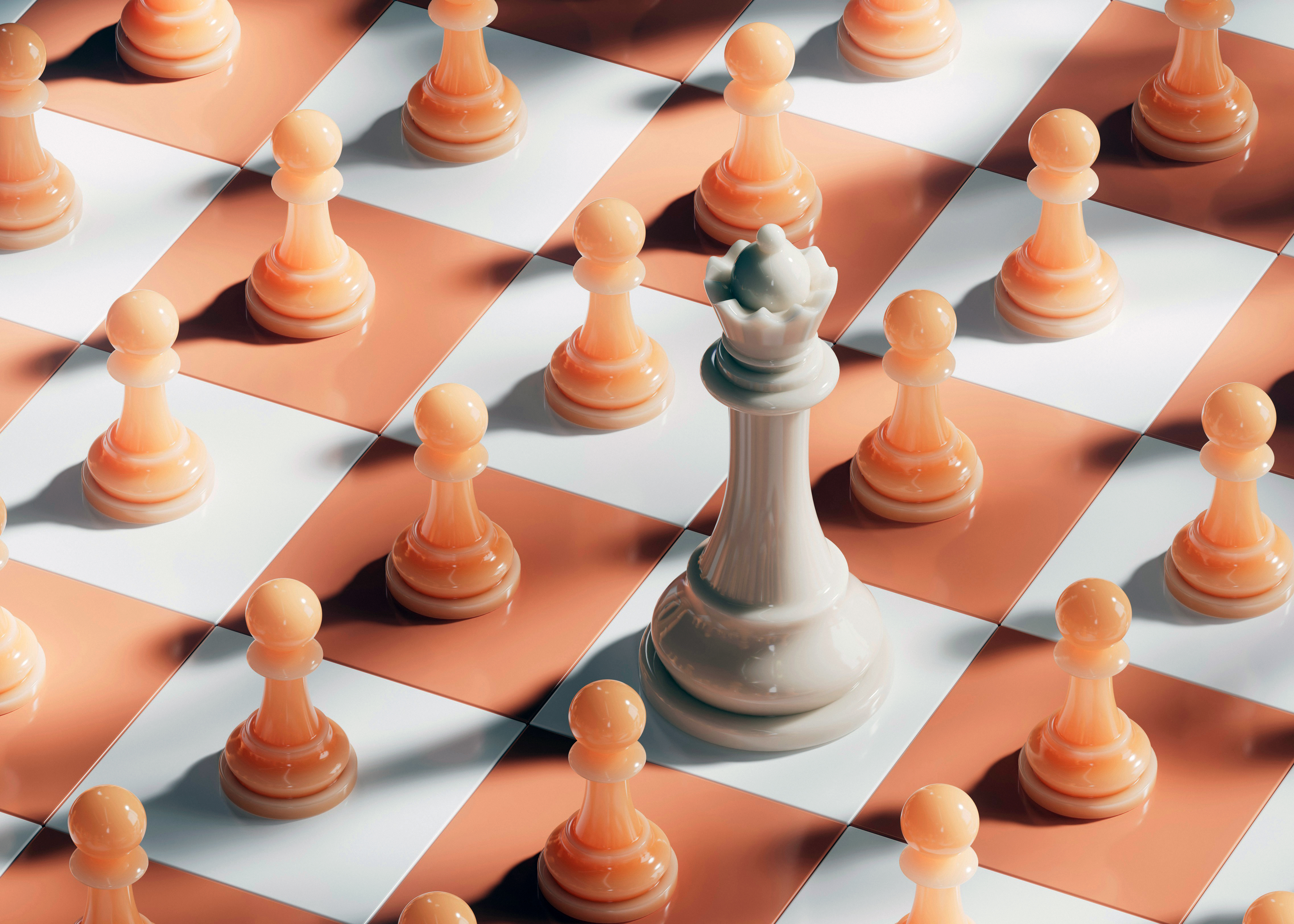 Eine weiße Schachkönigin steht umgeben von mehreren orangefarbenen Bauern auf einem orangen und weiß karierten Schachbrett, wobei Schatten auf die Figuren und das Brett geworfen werden.