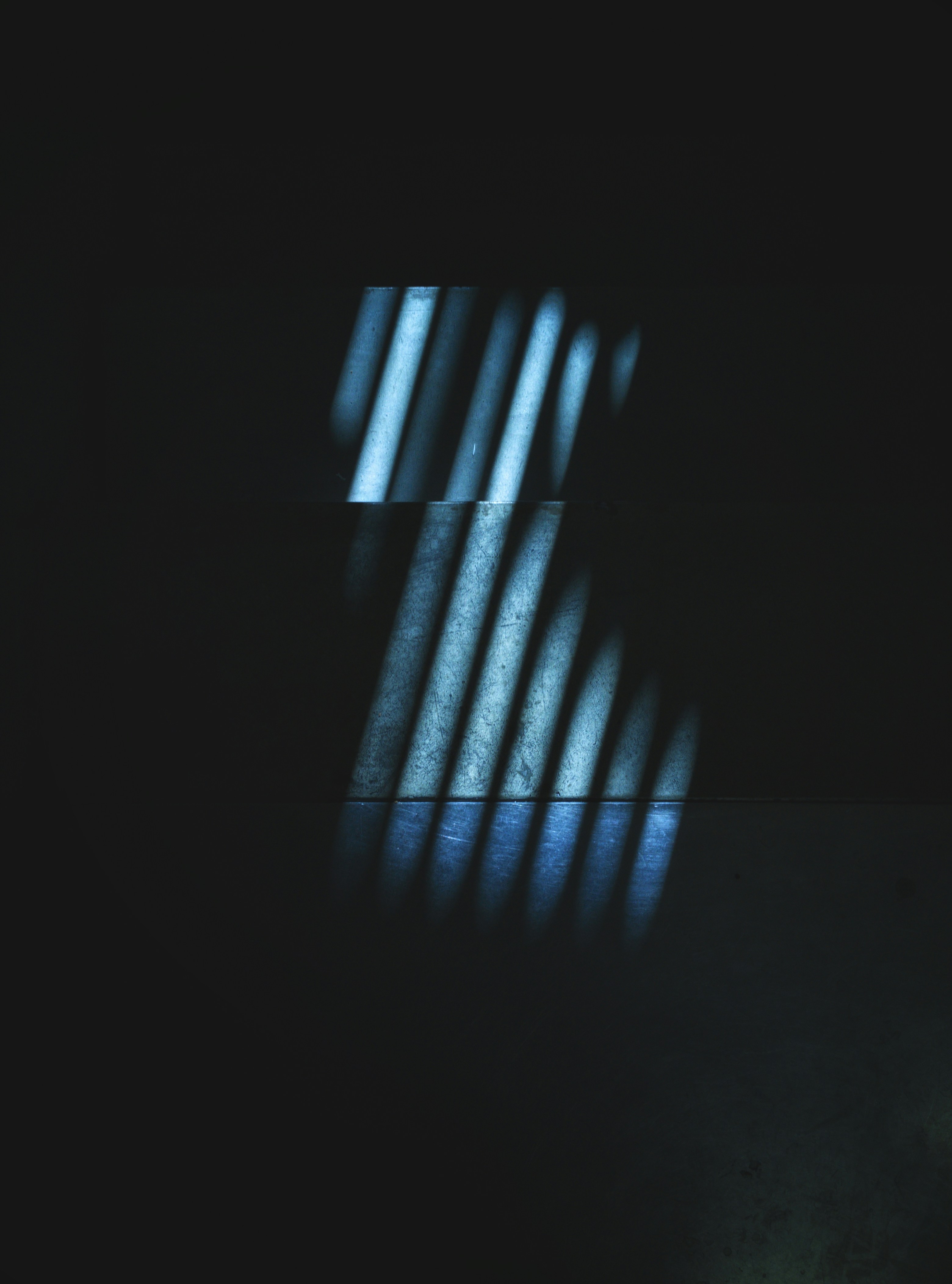 Helle Streifen auf dunklem Hintergrund durch Schatten erzeugt