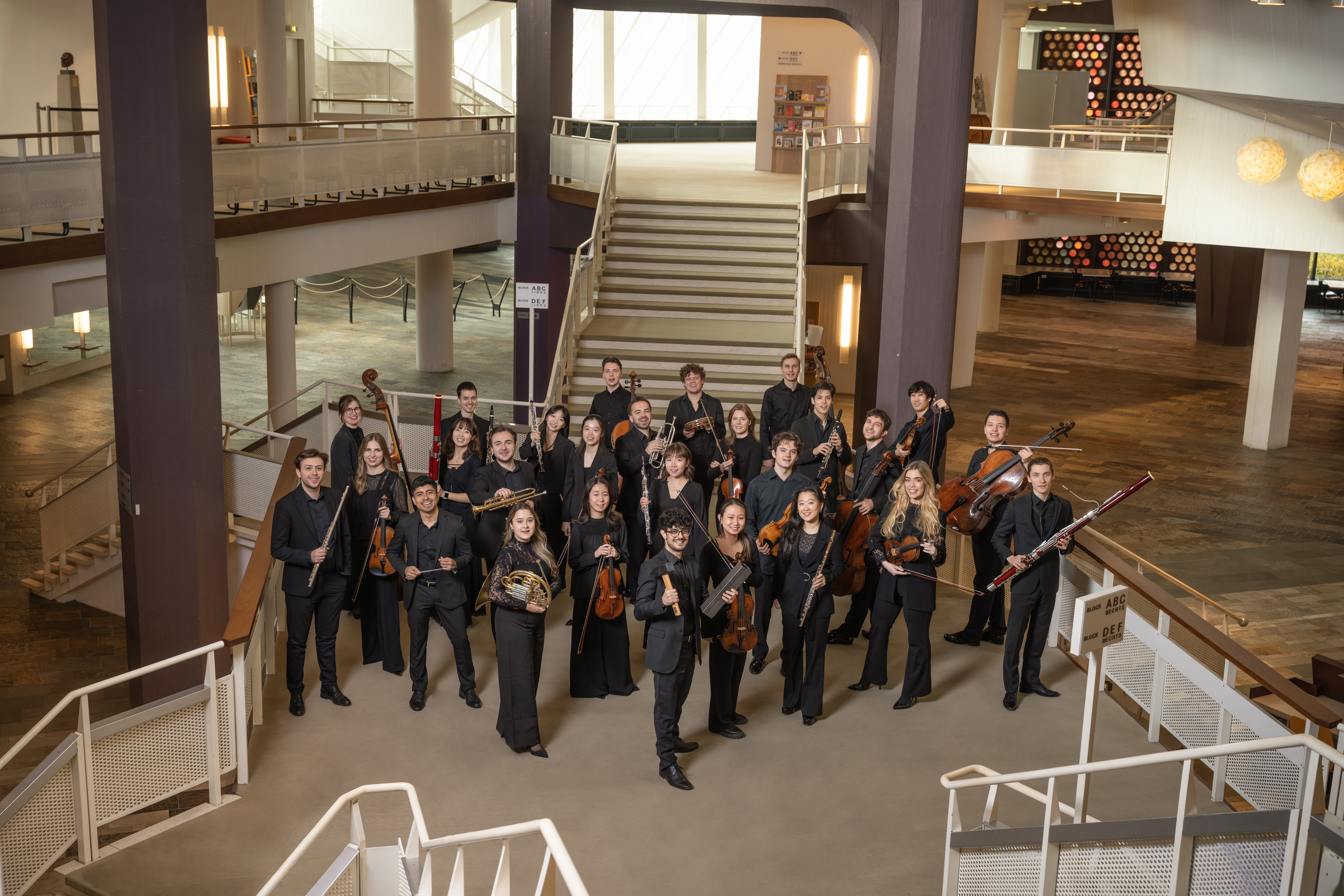 Gruppenbild der Stipendiatinnen und Stipendiaten der Karajan-Akedemie in schwarzer Konzertkleidung.