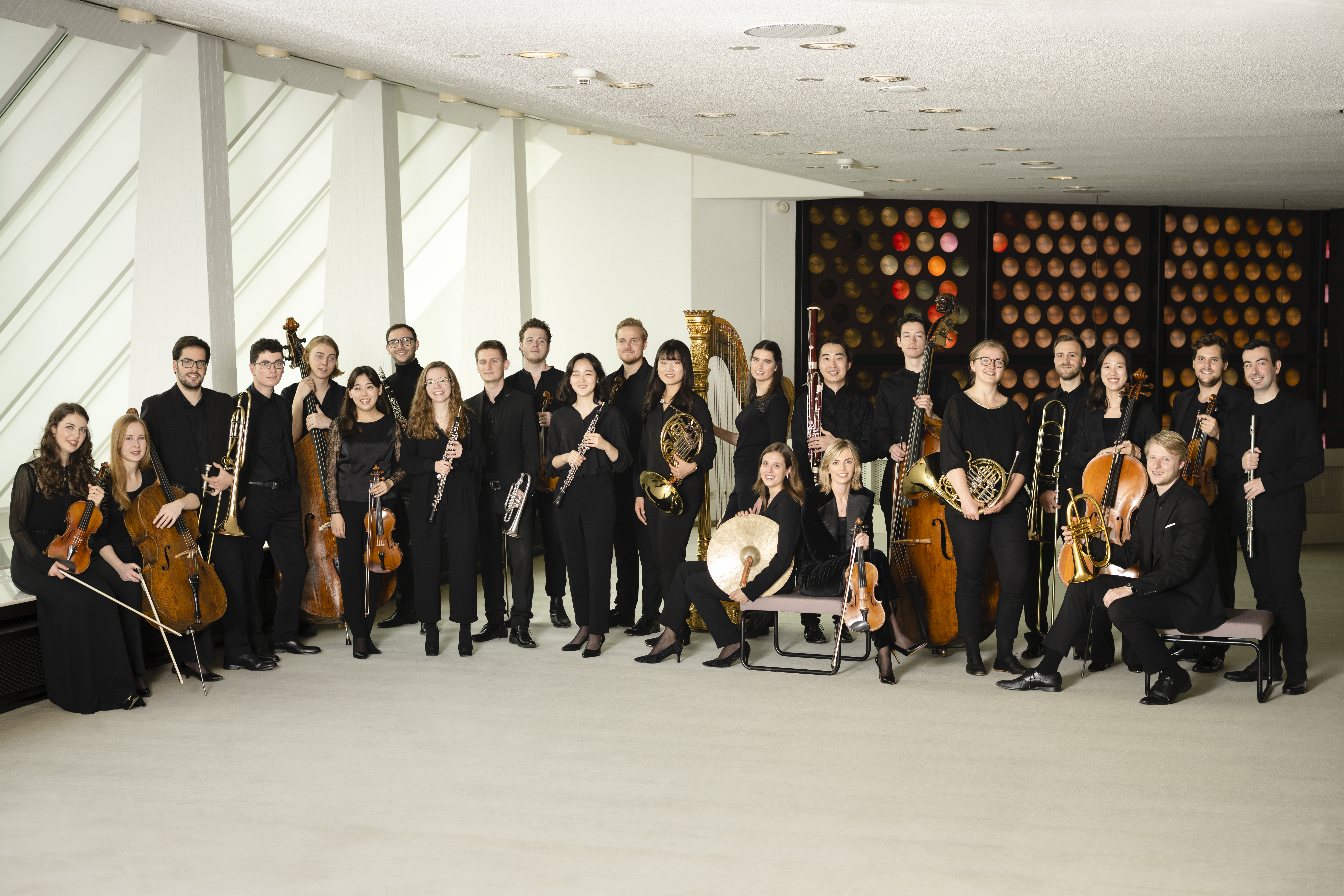 Gruppenbild der Stipendiat*innen mit Instrumenten.