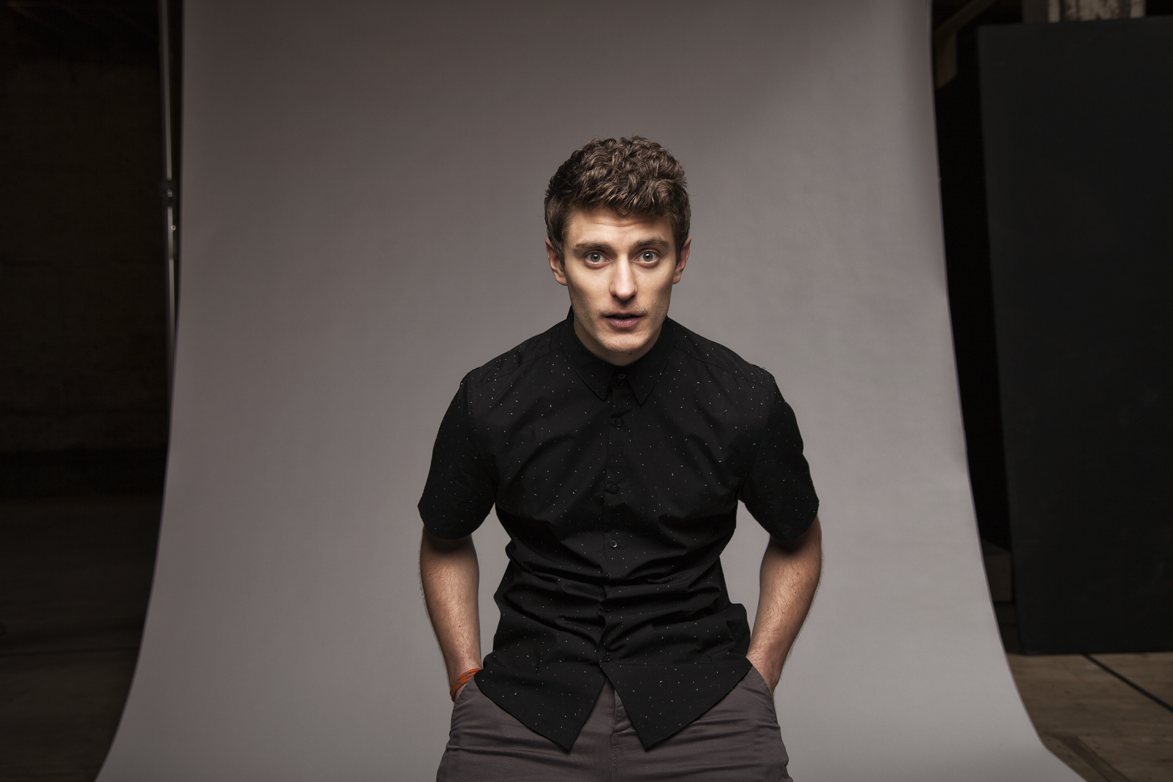 Porträt-Foto von Jakub Józef Orliński. Er trägt einen schwarzen Rollkragenpullover und schaut die Betrachtenden direkt an.