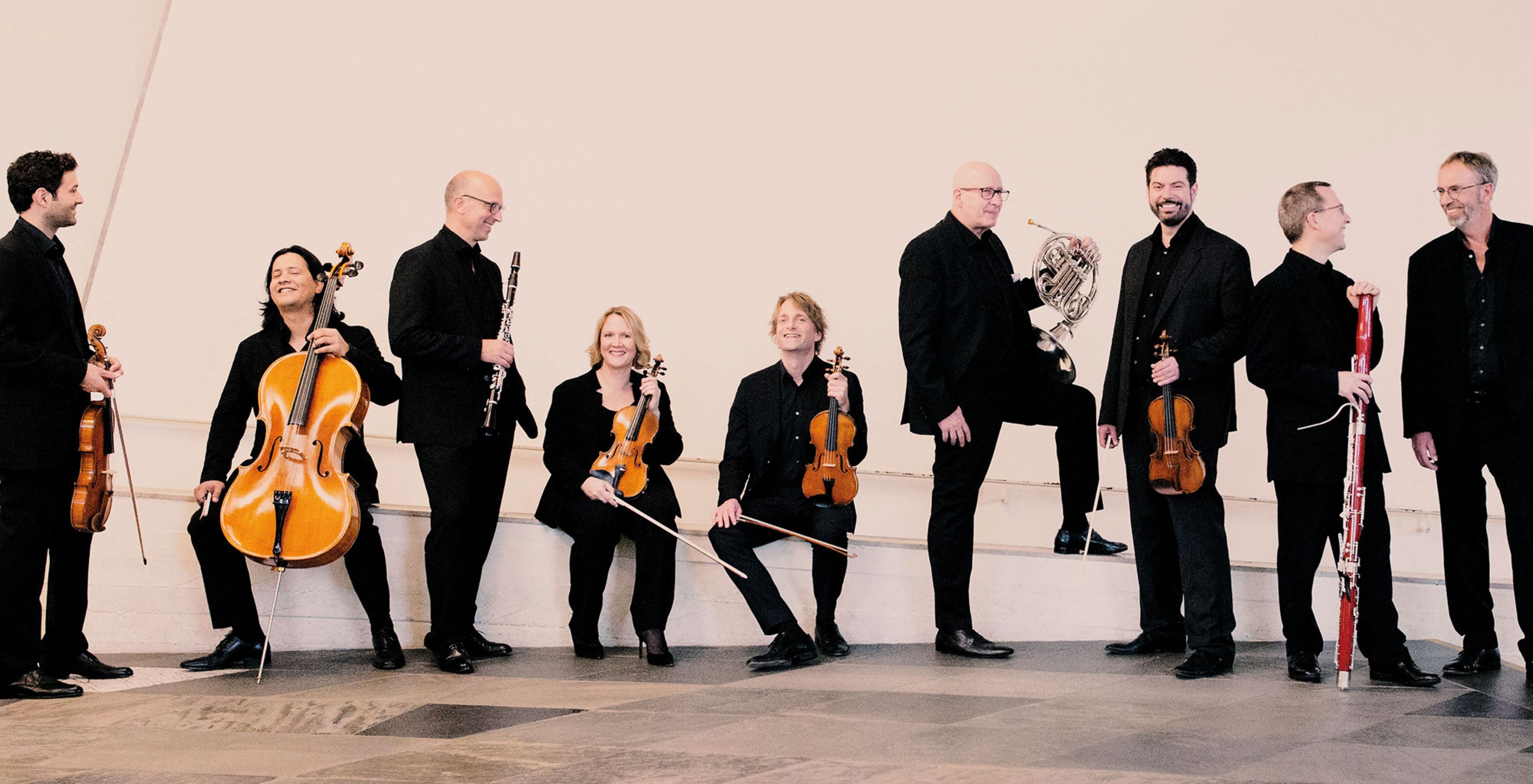 Ein Foto des Scharoun Ensembles Berlin mit seinen neun Mitgliedern.