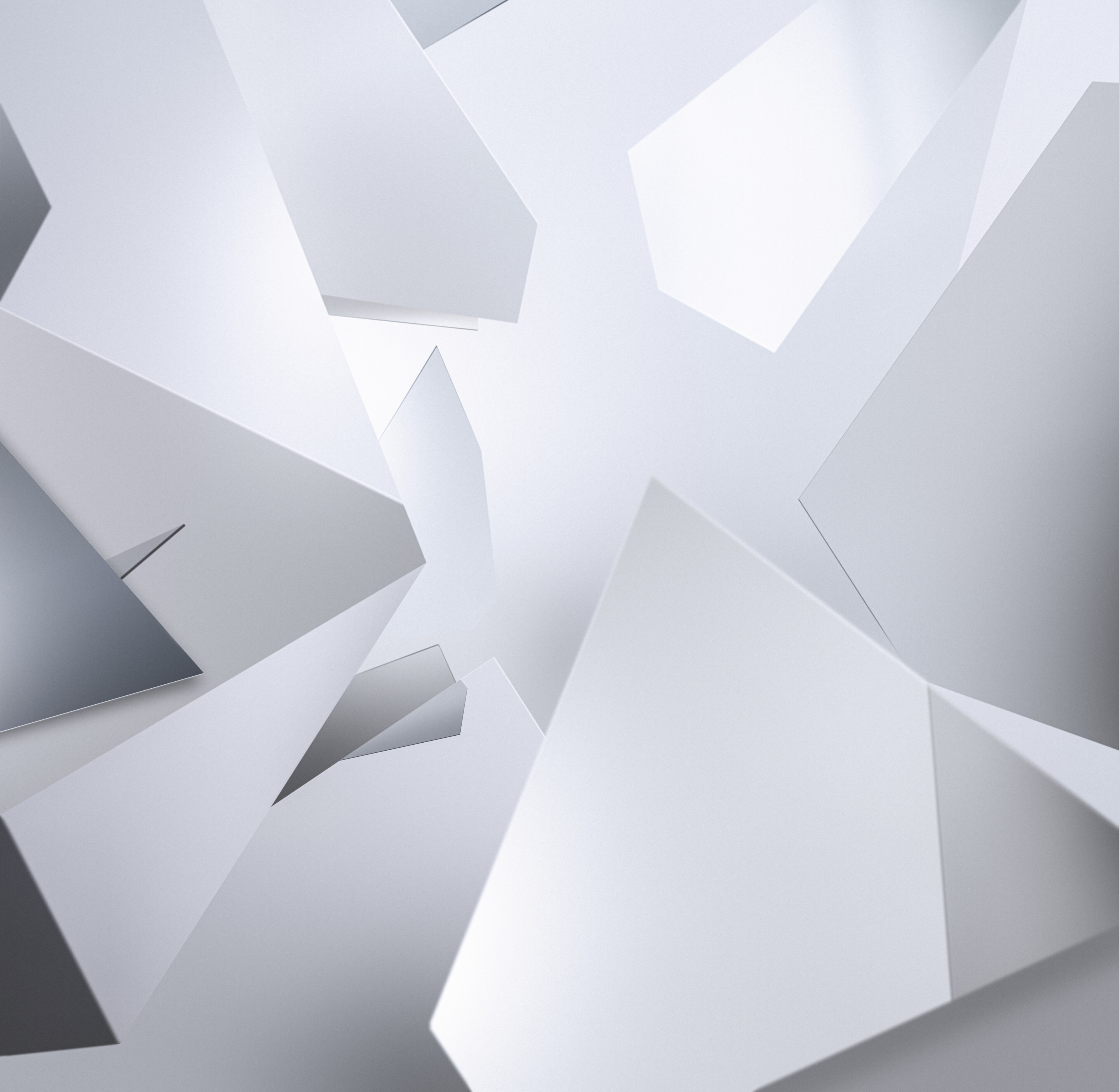 Abstraktes Bild aus scharfkantigen, sich überlagernden weißen und grauen geometrischen Formen, die ein Gefühl von Tiefe und Dimension vermitteln, wobei das Licht sanft von den Oberflächen reflektiert wird.